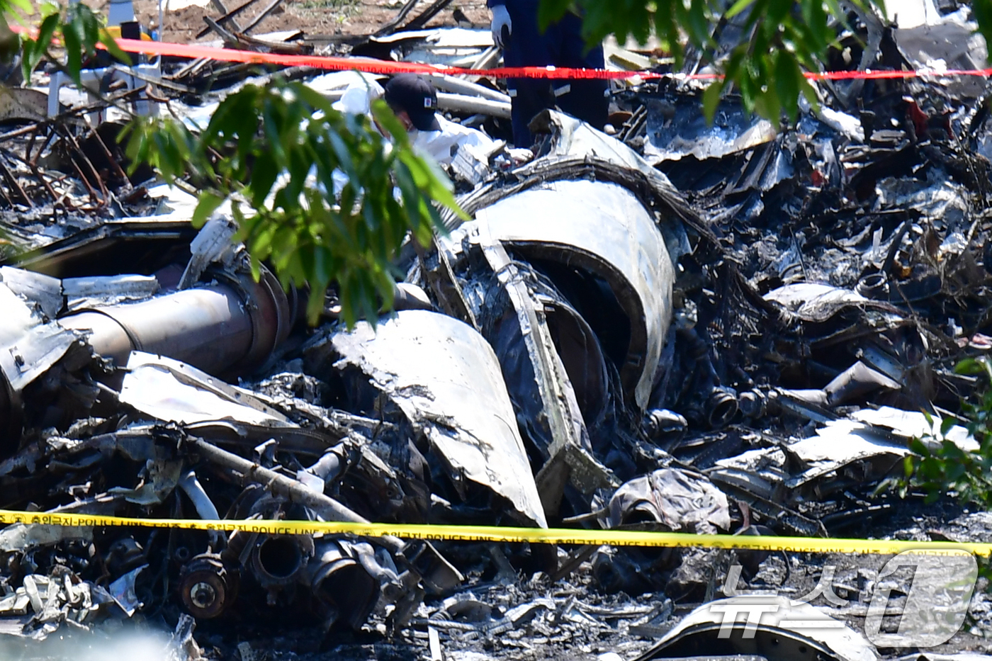 (포항=뉴스1) 최창호 기자 = 해군 해상초계기 추락 사고 사흘째인 31일 오전 경북 포항시 남구 동해면 추락 현장에서 군 관계자들이 현장 조사를 진행하고 있다.이날 해군은 해군안 …