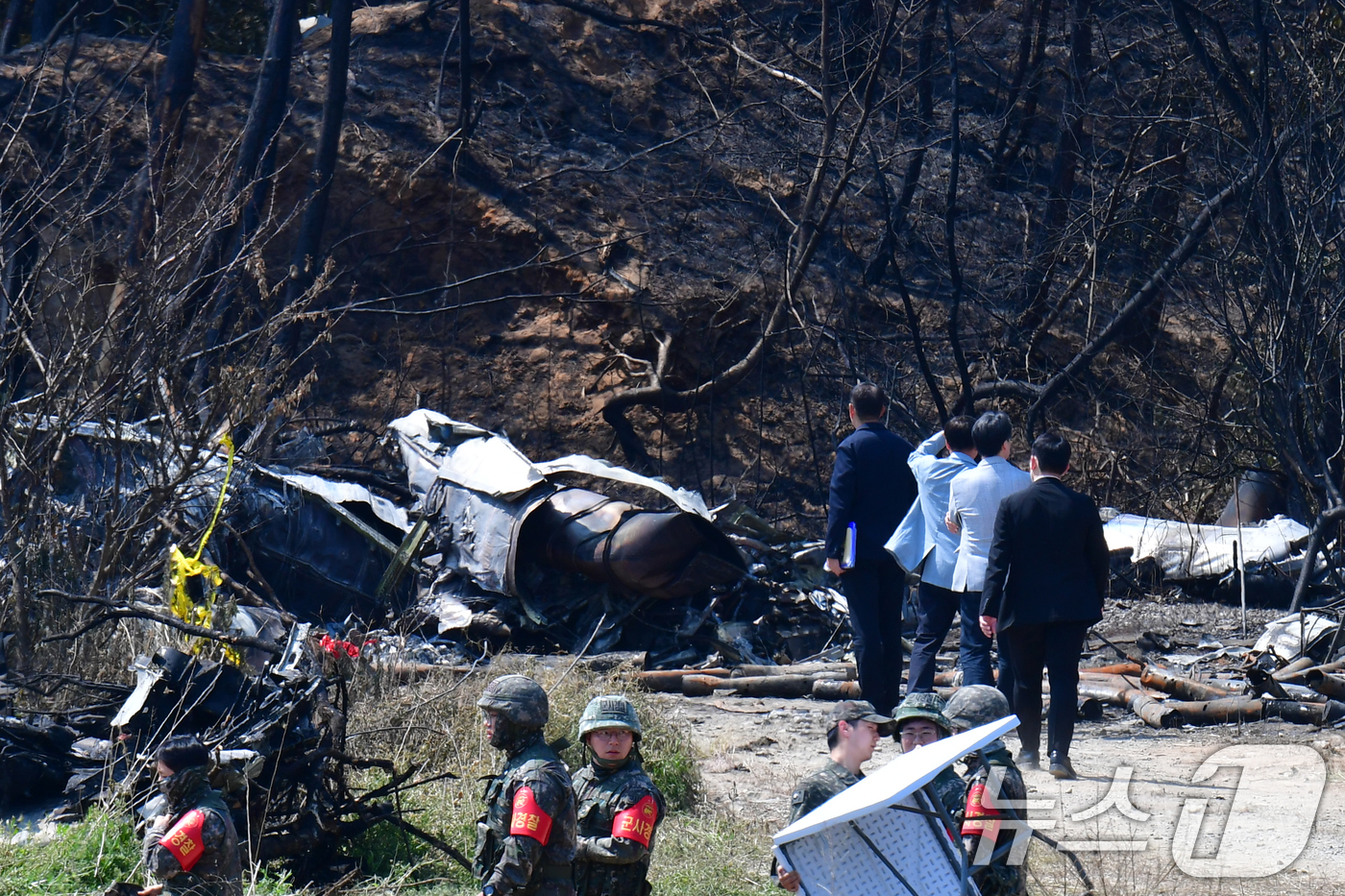 (포항=뉴스1) 최창호 기자 = 해군 해상초계기 추락 사고 사흘째인 31일 오전 경북 포항시 남구 동해면 추락 현장에서 군 관계자들이 현장 조사를 진행하고 있다.이날 해군은 해군안 …