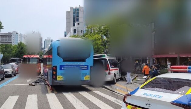 사설 구급차, 전용차로 진입하다 달리던 시내버스와 '충돌'