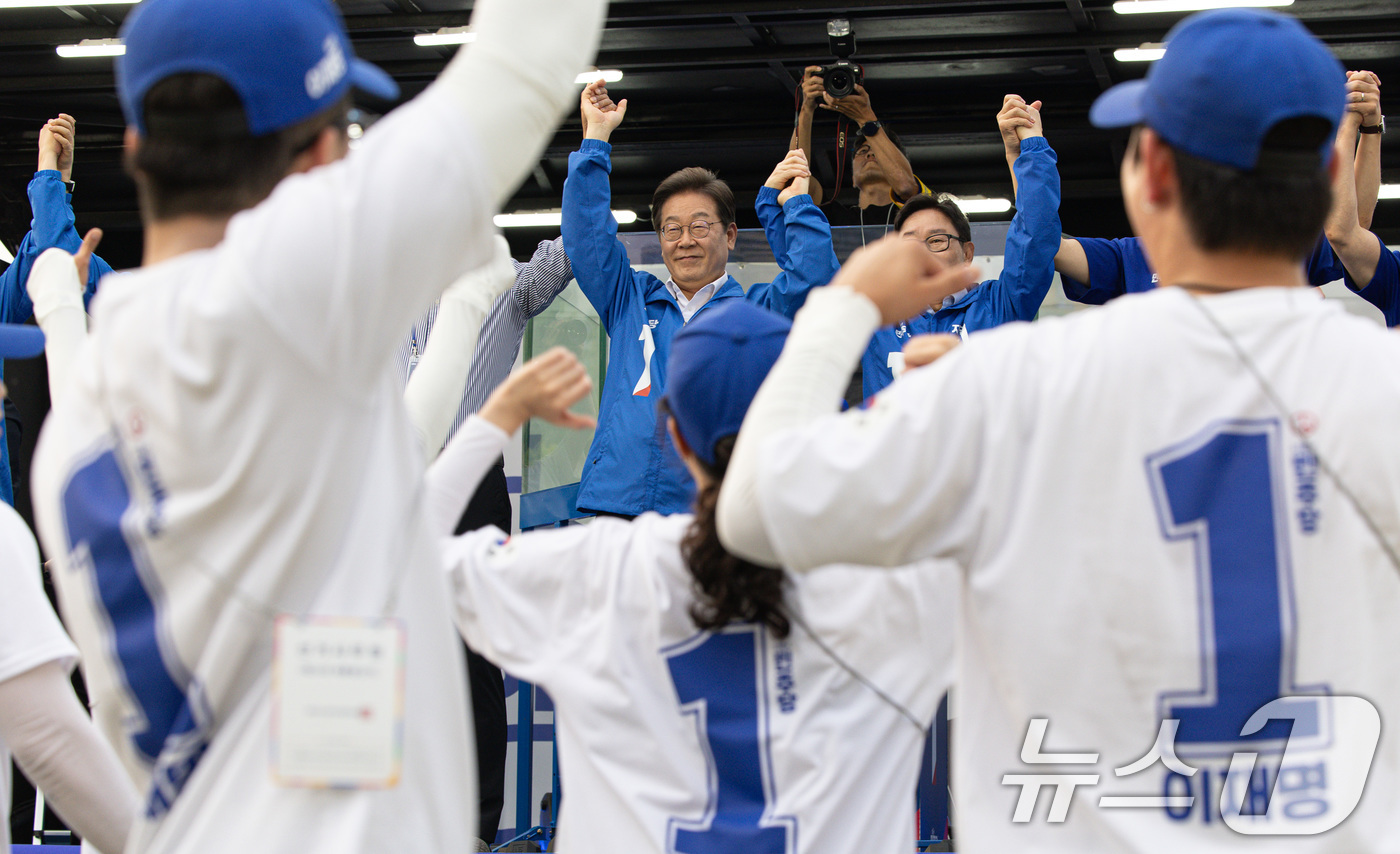 (대전=뉴스1) 이재명 기자 = 이재명 더불어민주당 대통령 후보가 31일 오후 대전 서구 대전시청 앞 보라매공원에서 열린 유세에서 연단에 올라 시민들에게 인사하고 있다. 2025. …