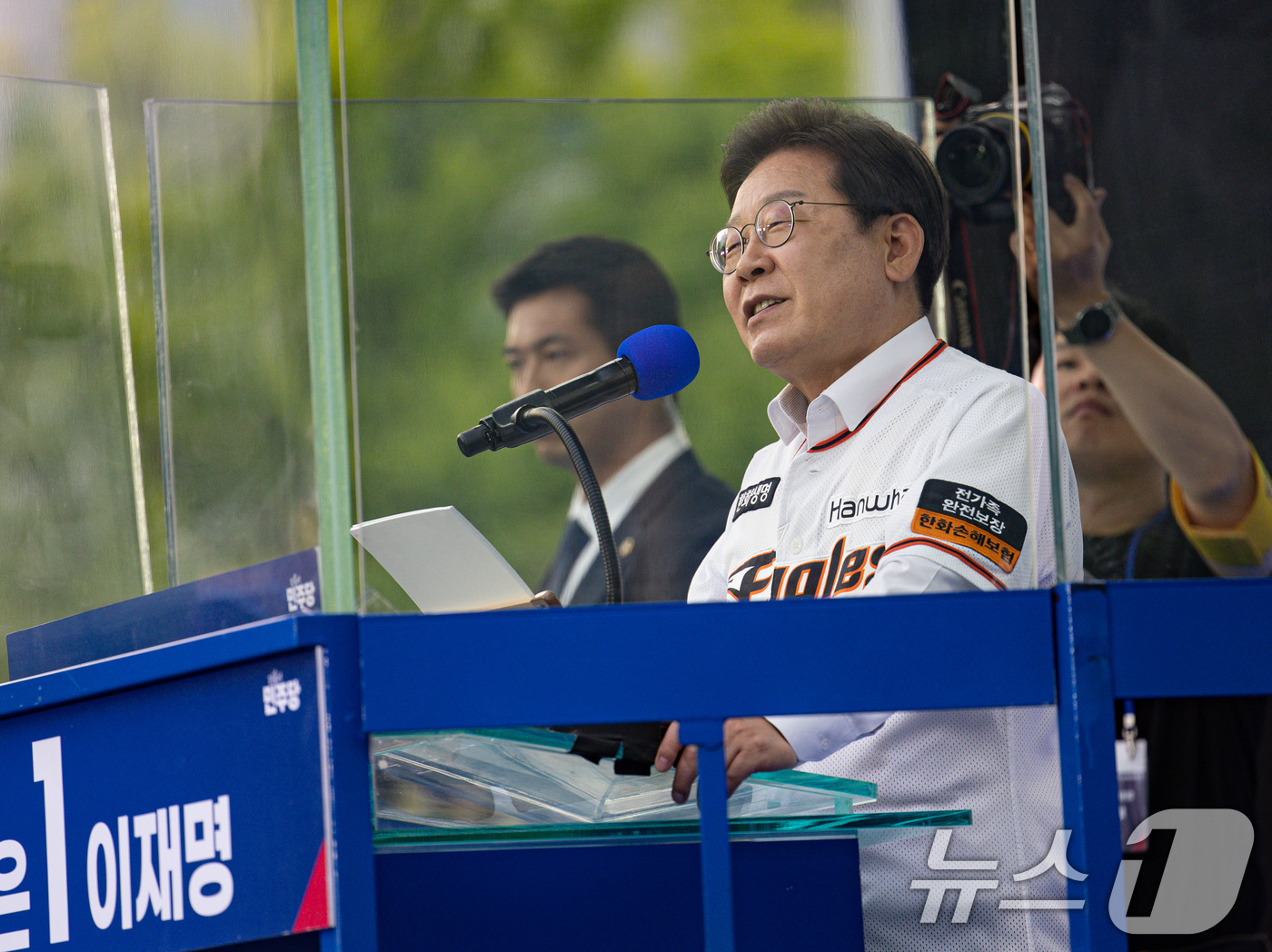 (대전=뉴스1) 이재명 기자 = 이재명 더불어민주당 대통령 후보가 31일 오후 대전 서구 대전시청 앞 보라매공원에서 시민들에게 지지를 호소하고 있다. 2025.5.31/뉴스1