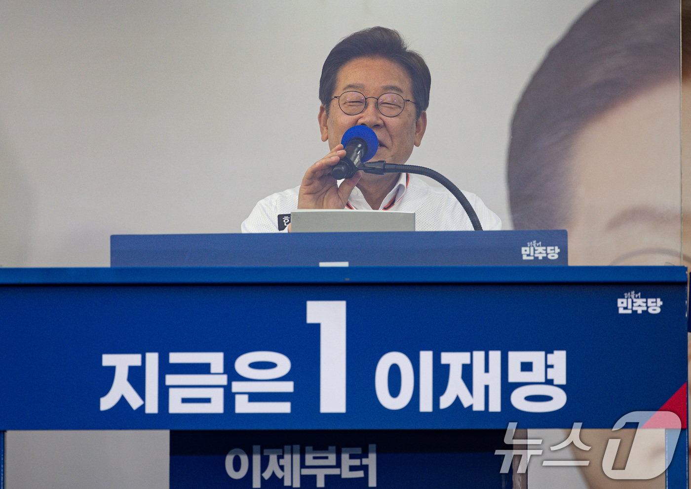 (대전=뉴스1) 이재명 기자 = 이재명 더불어민주당 대통령 후보가 31일 오후 대전 서구 대전시청 앞 보라매공원에서 시민들에게 지지를 호소하고 있다. 2025.5.31/뉴스1