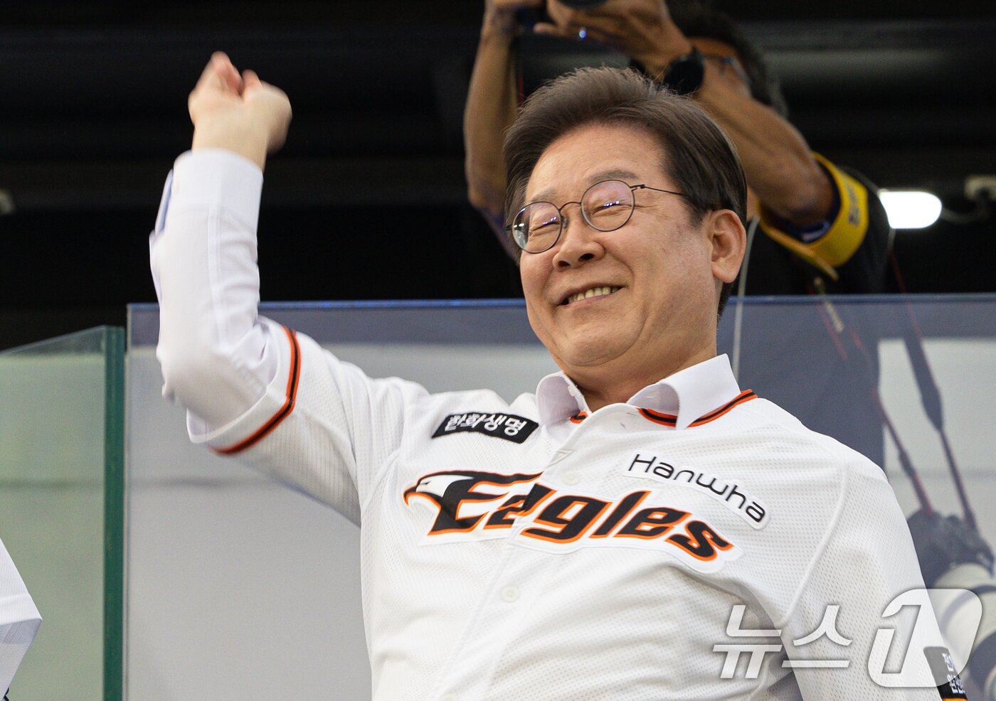 본문 이미지 - 이재명 더불어민주당 대통령 후보가 31일 오후 대전 서구 대전시청 앞 보라매공원에서 송진우 전 한화이글스 투수가 전달한 유니폼을 입고 투구 동작을 하고 있다. 2025.5.31/뉴스1 ⓒ News1 이재명 기자