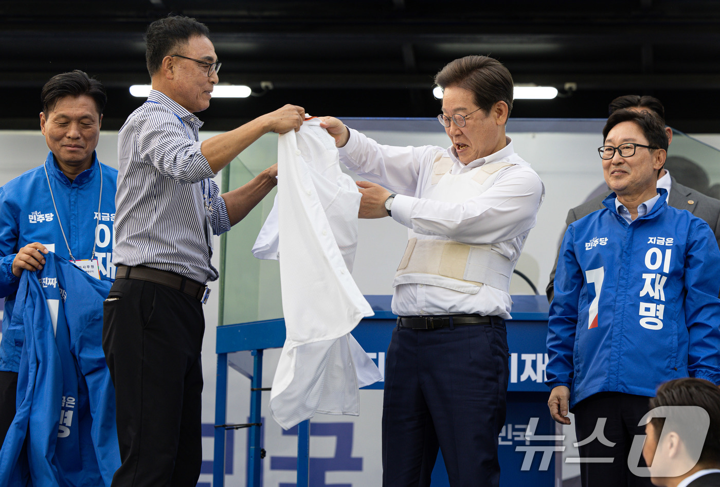 (대전=뉴스1) 이재명 기자 = 이재명 더불어민주당 대통령 후보가 31일 오후 대전 서구 대전시청 앞 보라매공원에서 송진우 전 한화이글스 투수가 전달한 유니폼을 입고 있다. 202 …