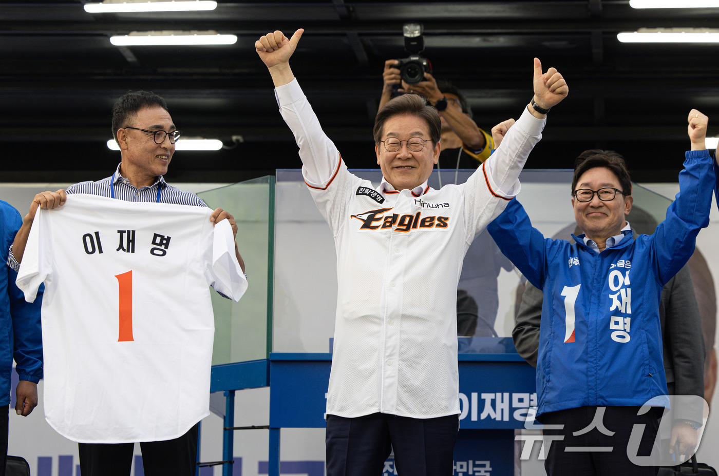 (대전=뉴스1) 이재명 기자 = 이재명 더불어민주당 대통령 후보가 31일 오후 대전 서구 대전시청 앞 보라매공원에서 송진우 전 한화이글스 투수가 전달한 유니폼을 입고 손을 들어보이 …