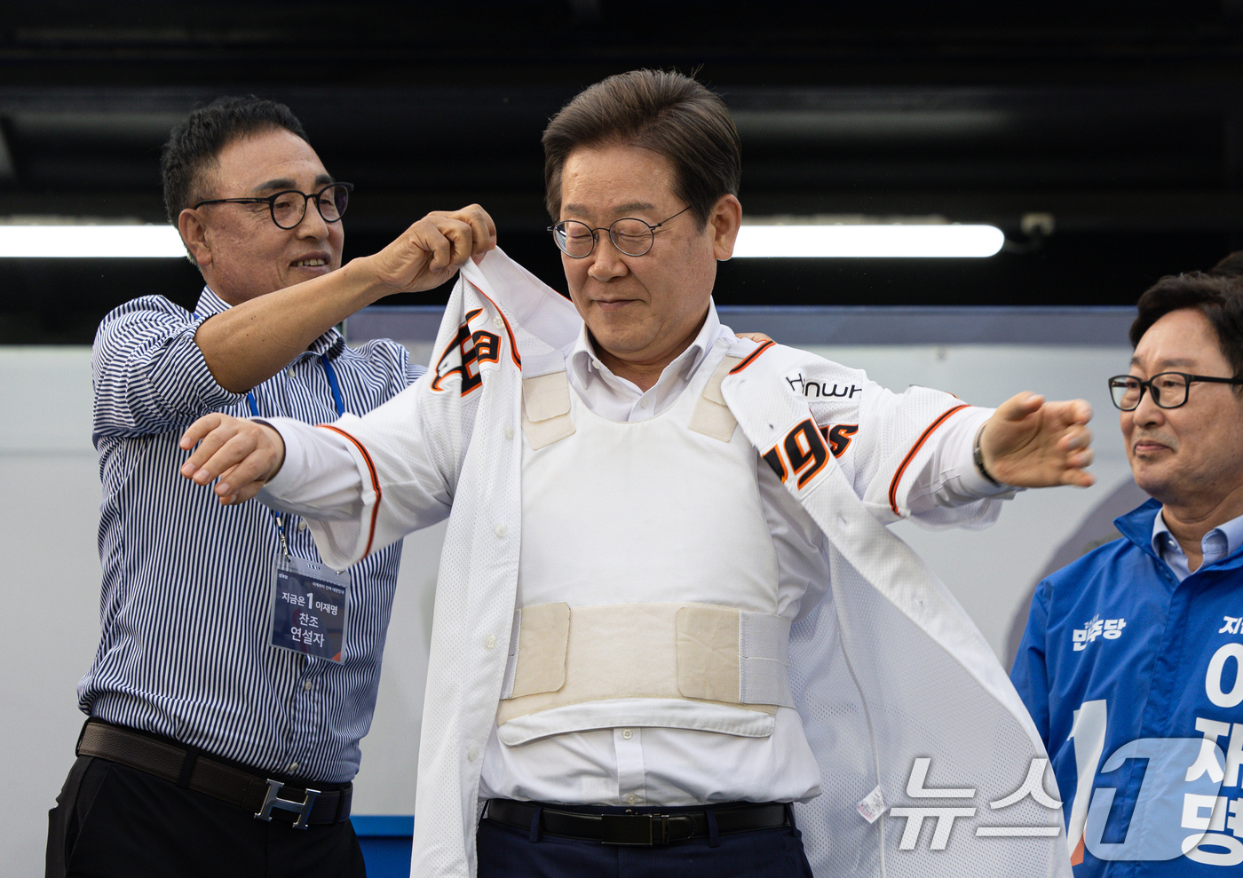 (대전=뉴스1) 이재명 기자 = 이재명 더불어민주당 대통령 후보가 31일 오후 대전 서구 대전시청 앞 보라매공원에서 송진우 전 한화이글스 투수가 전달한 유니폼을 입고 있다. 202 …