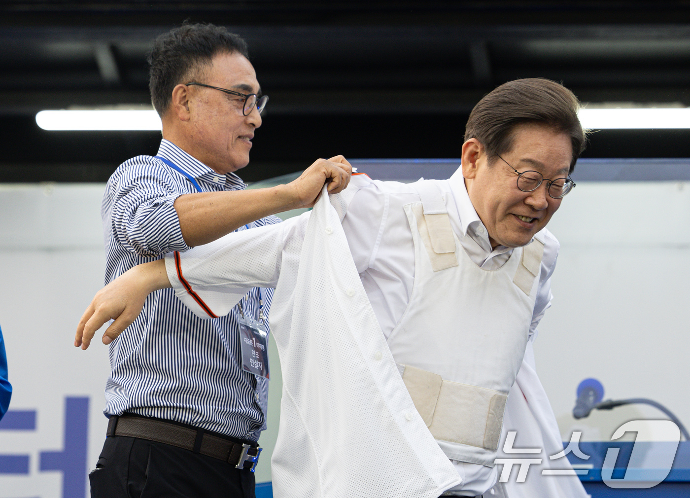 (대전=뉴스1) 이재명 기자 = 이재명 더불어민주당 대통령 후보가 31일 오후 대전 서구 대전시청 앞 보라매공원에서 송진우 전 한화이글스 투수가 전달한 유니폼을 입고 있다. 202 …