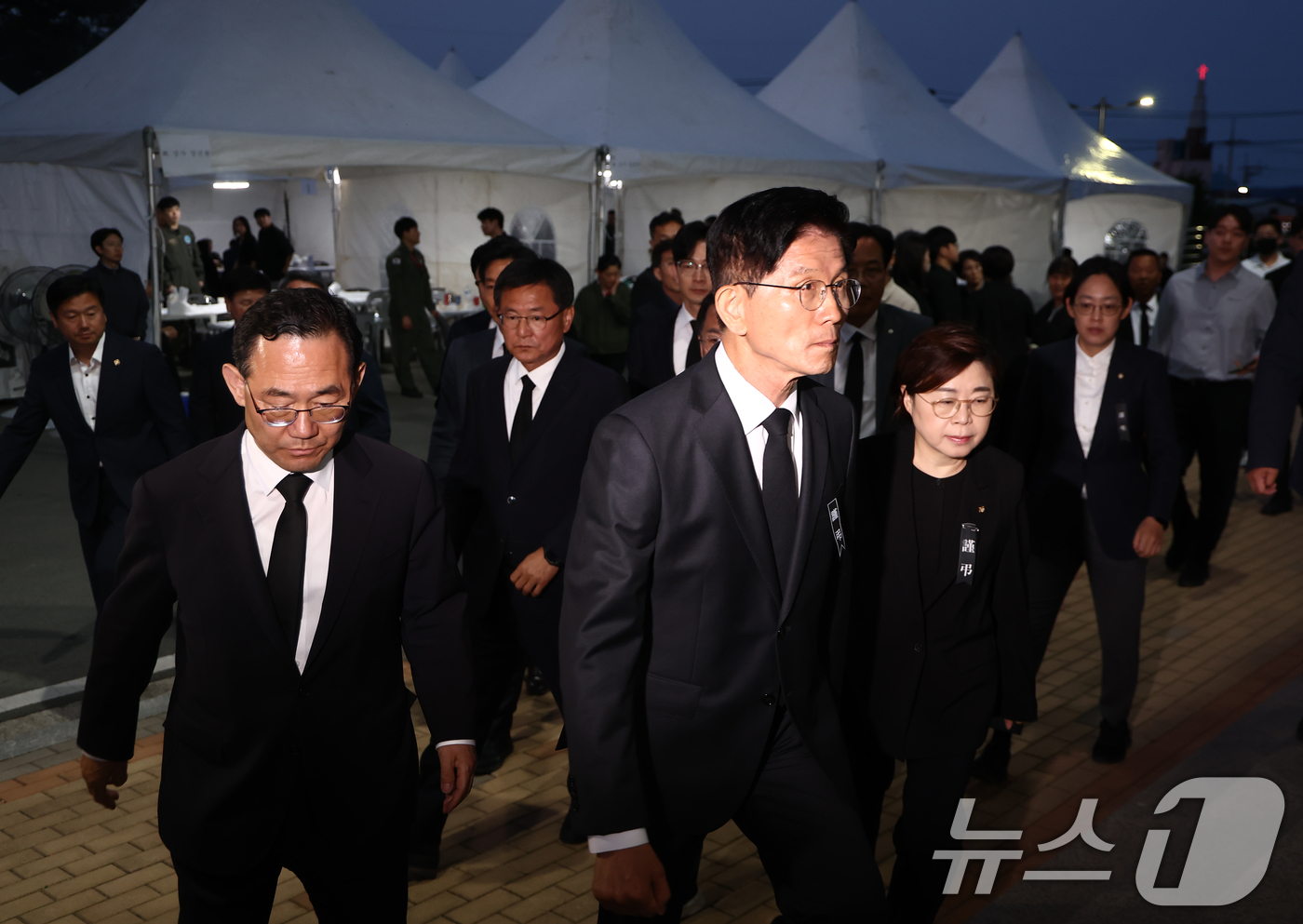(포항=뉴스1) 김민지 기자 = 김문수 국민의힘 대통령 후보가 31일 경북 포항시 해군 항공사령부 금익관에 마련된 '해군 P-3CK 917호기 순직자 합동분향소'를 조문하고 있다. …