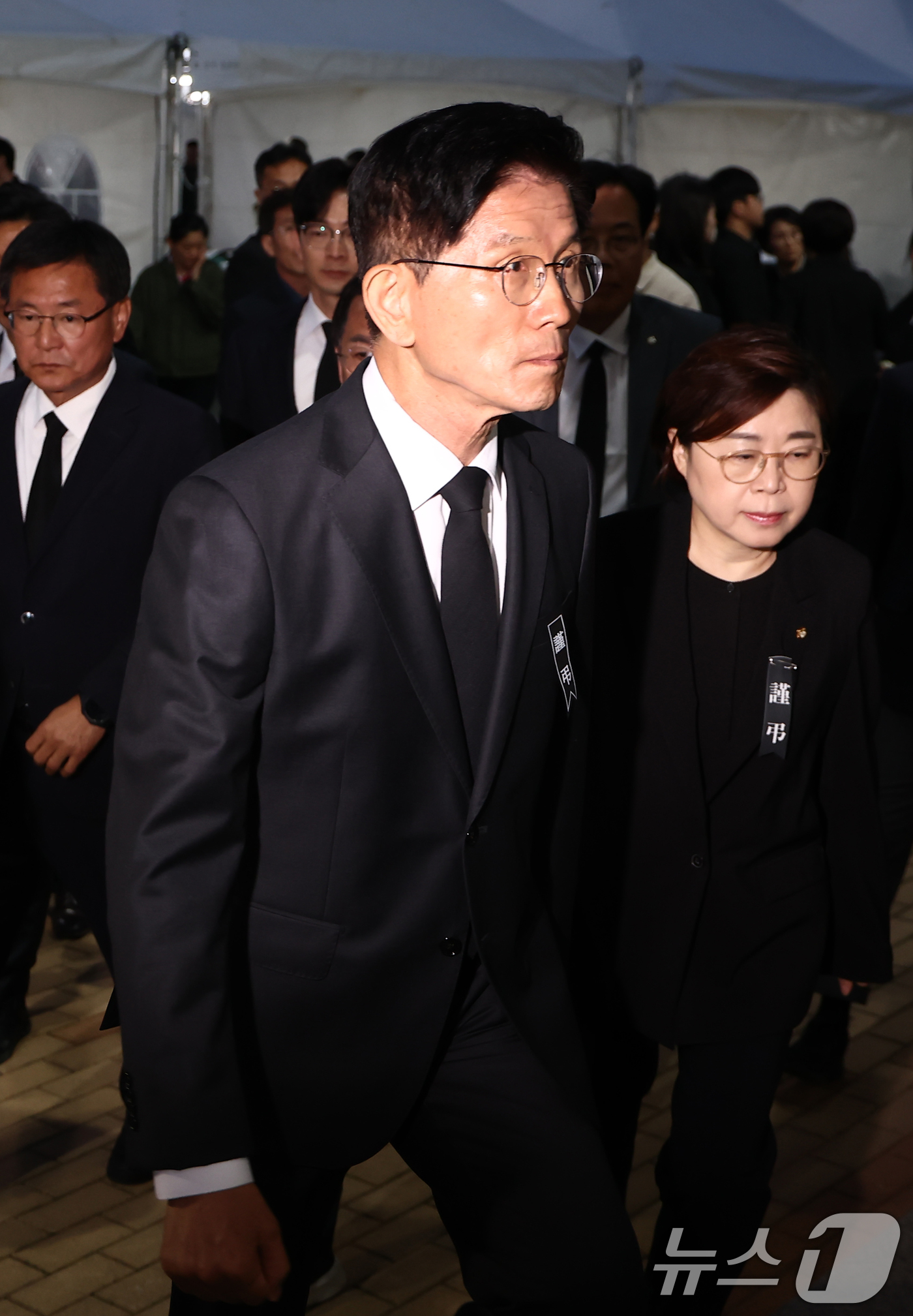 (포항=뉴스1) 김민지 기자 = 김문수 국민의힘 대통령 후보가 31일 경북 포항시 해군 항공사령부 금익관에 마련된 '해군 P-3CK 917호기 순직자 합동분향소'를 조문하고 있다. …