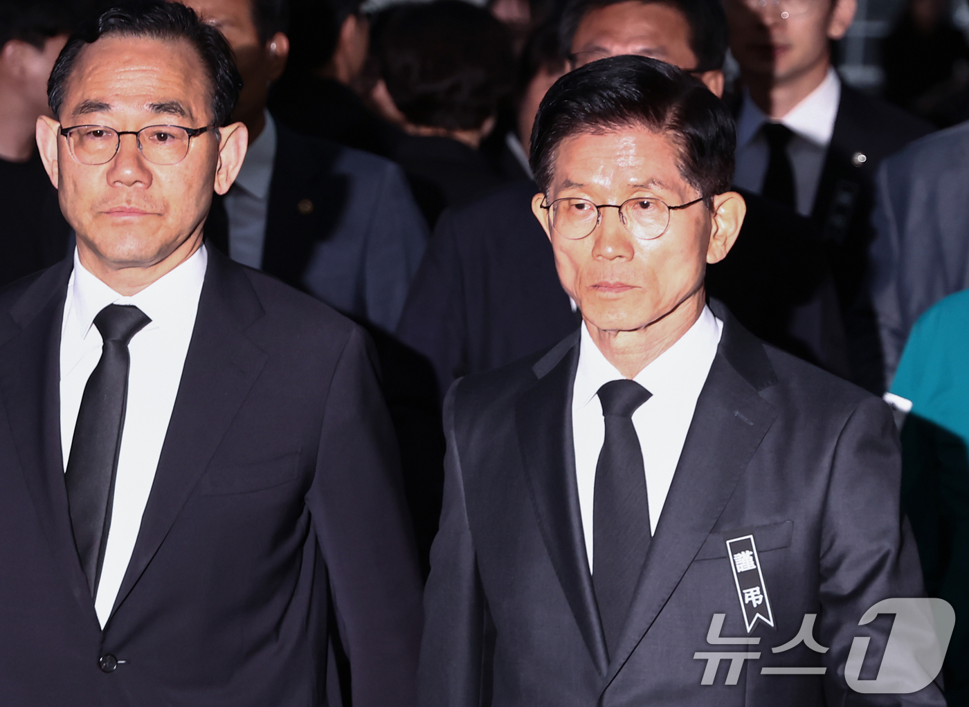(포항=뉴스1) 김민지 기자 = 김문수 국민의힘 대통령 후보가 31일 경북 포항시 해군 항공사령부 금익관에 마련된 '해군 P-3CK 917호기 순직자 합동분향소'를 조문하고 있다. …