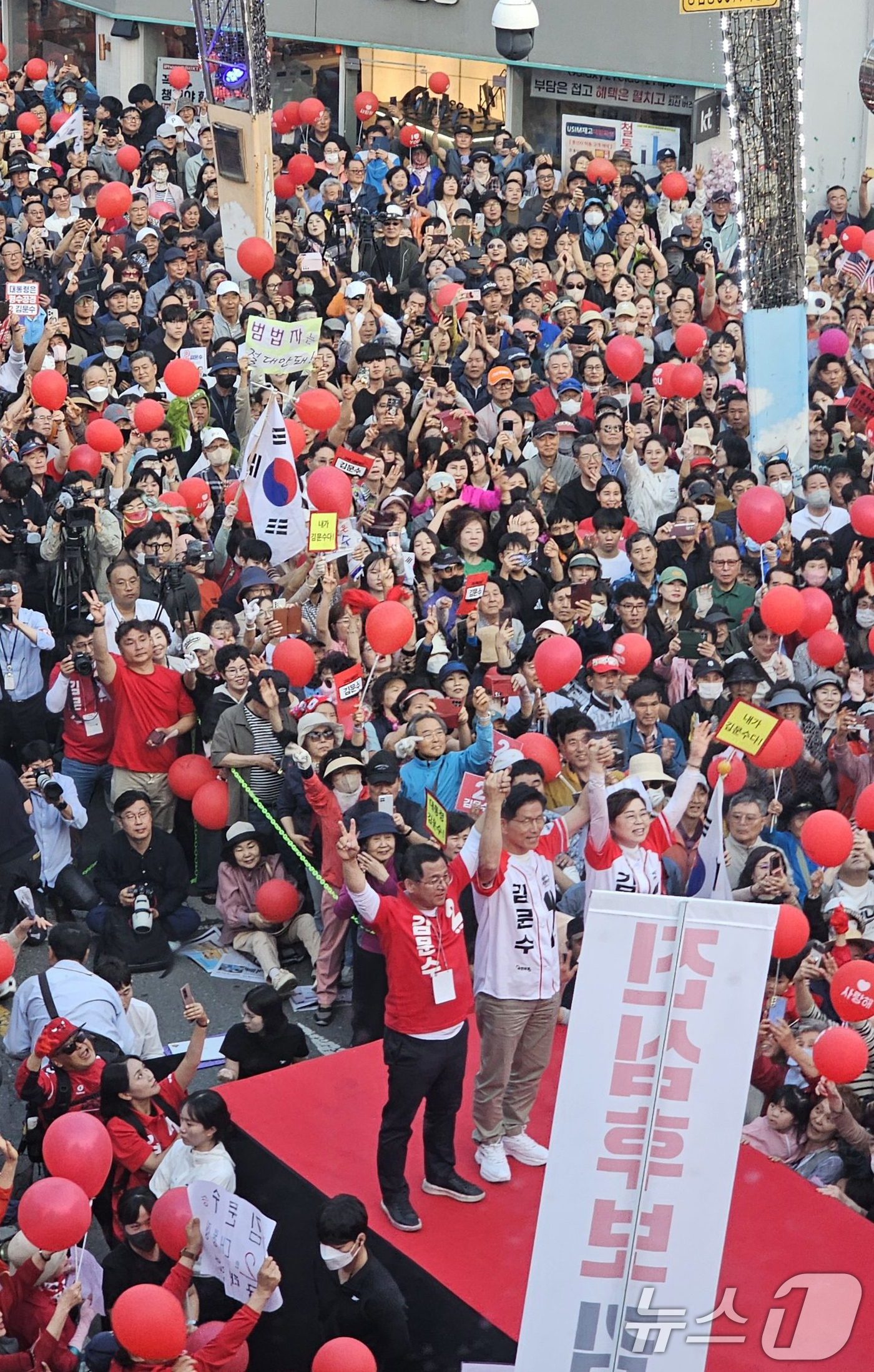 (포항=뉴스1) 최창호 기자 = 김문수 국민의힘 대통령 후보가 31일 오후 경북 포항시 북포항우체국 인근에서 열린 집중유세에서 시민들에게 인사하고 있다.  2025.5.31/뉴스1 …