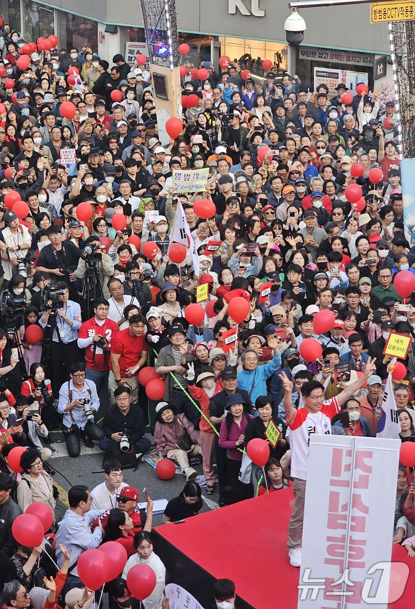 (포항=뉴스1) 최창호 기자 = 김문수 국민의힘 대통령 후보가 31일 오후 경북 포항시 북포항우체국 인근에서 열린 집중유세에서 시민들에게 인사하고 있다. 2025.5.31/뉴스1