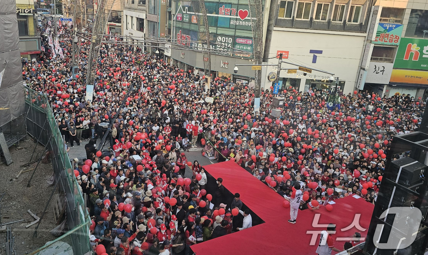 (포항=뉴스1) 최창호 기자 = 김문수 국민의힘 대통령 후보가 31일 오후 경북 포항시 북포항우체국 인근에서 열린 집중유세에서 시민들에게 인사하고 있다. 2025.5.31/뉴스1