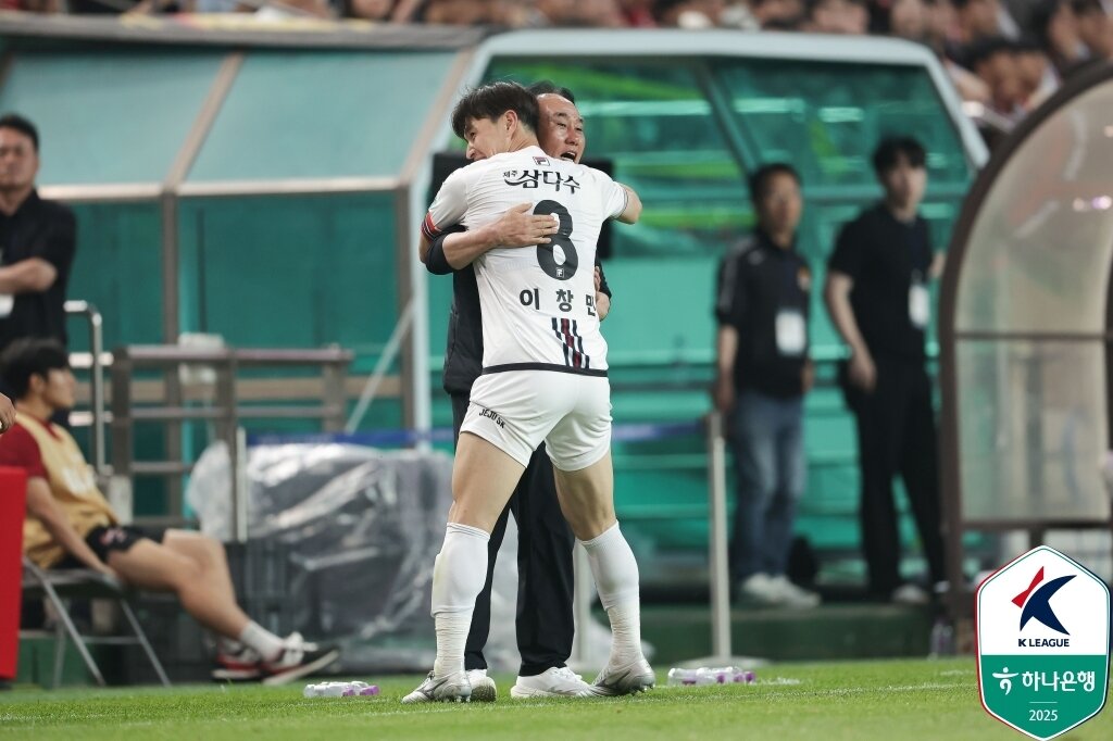 본문 이미지 - 제주 SK 이창민과 김학범 감독이 기뻐하고 있다. &#40;한국프로축구연맹 제공&#41;