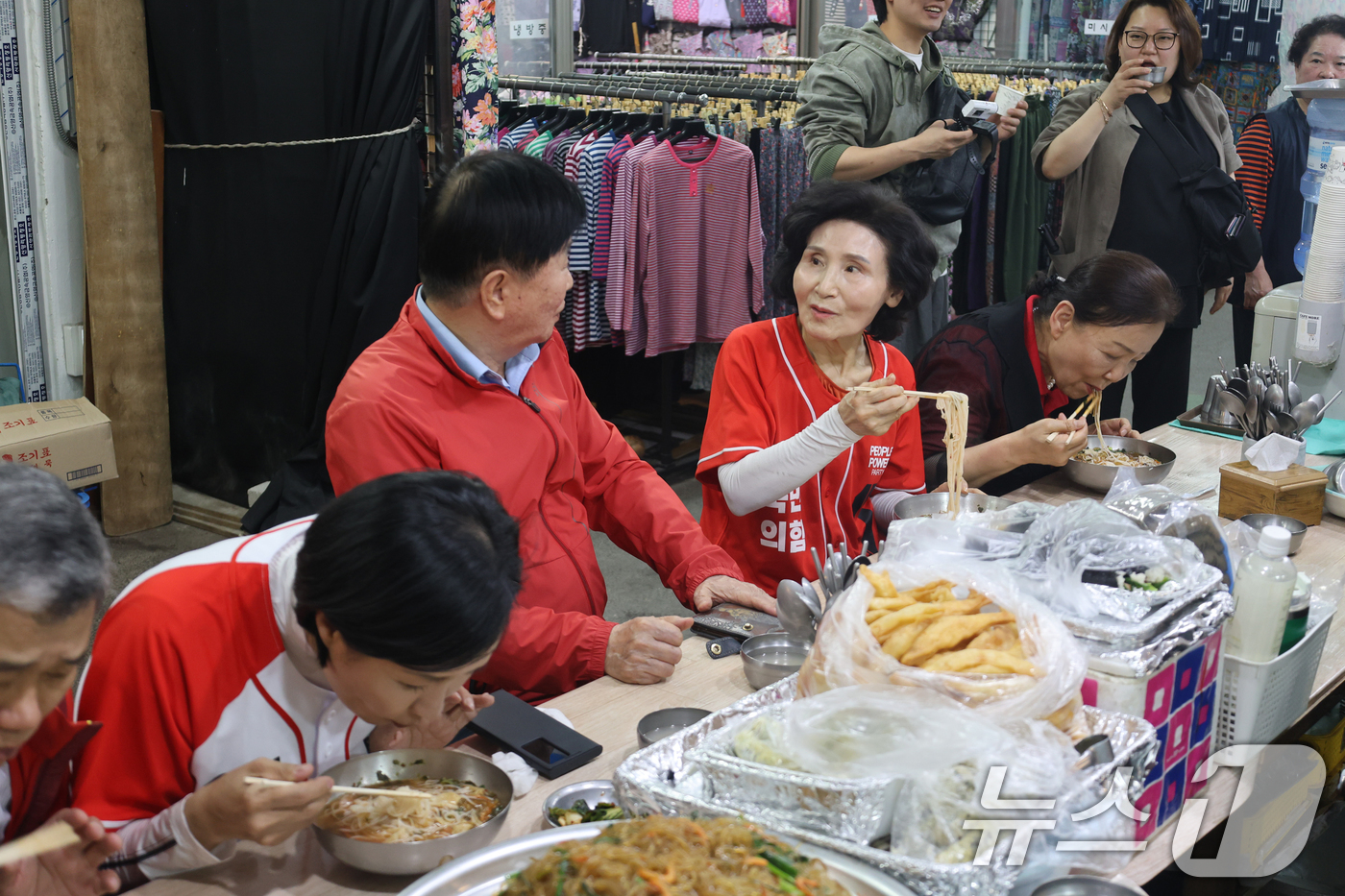 (서울=뉴스1) = 김문수 국민의힘 대통령 후보 부인 설난영 여사가 31일 서울 은평구 대림시장을 찾아 국수를 먹고 있다. (국민의힘 제공. 재판매 및 DB 금지) 2025.5.3 …