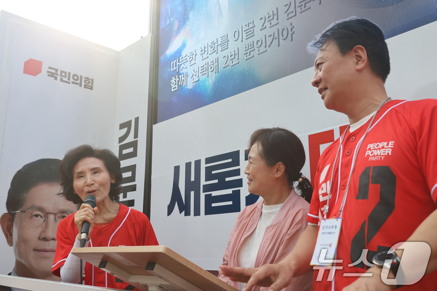 (서울=뉴스1) = 김문수 국민의힘 대통령 후보 부인 설난영 여사가 31일 서울 동작구 보라매공원를 방문해 지지를 호소하고 있다. (국민의힘 제공. 재판매 및 DB 금지) 2025 …