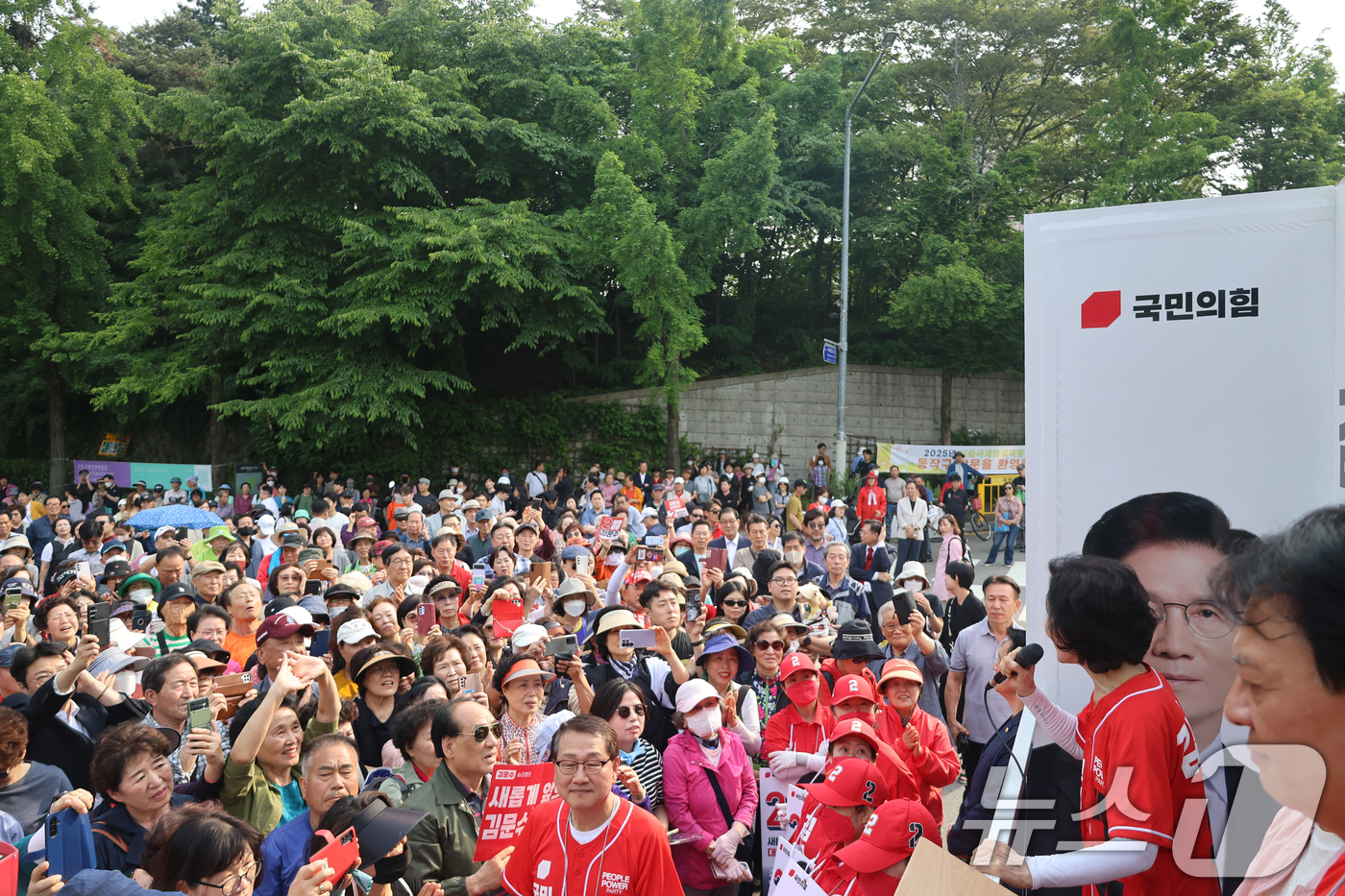 (서울=뉴스1) = 김문수 국민의힘 대통령 후보 부인 설난영 여사가 31일 서울 동작구 보라매공원를 방문해 지지를 호소하고 있다. (국민의힘 제공. 재판매 및 DB 금지) 2025 …