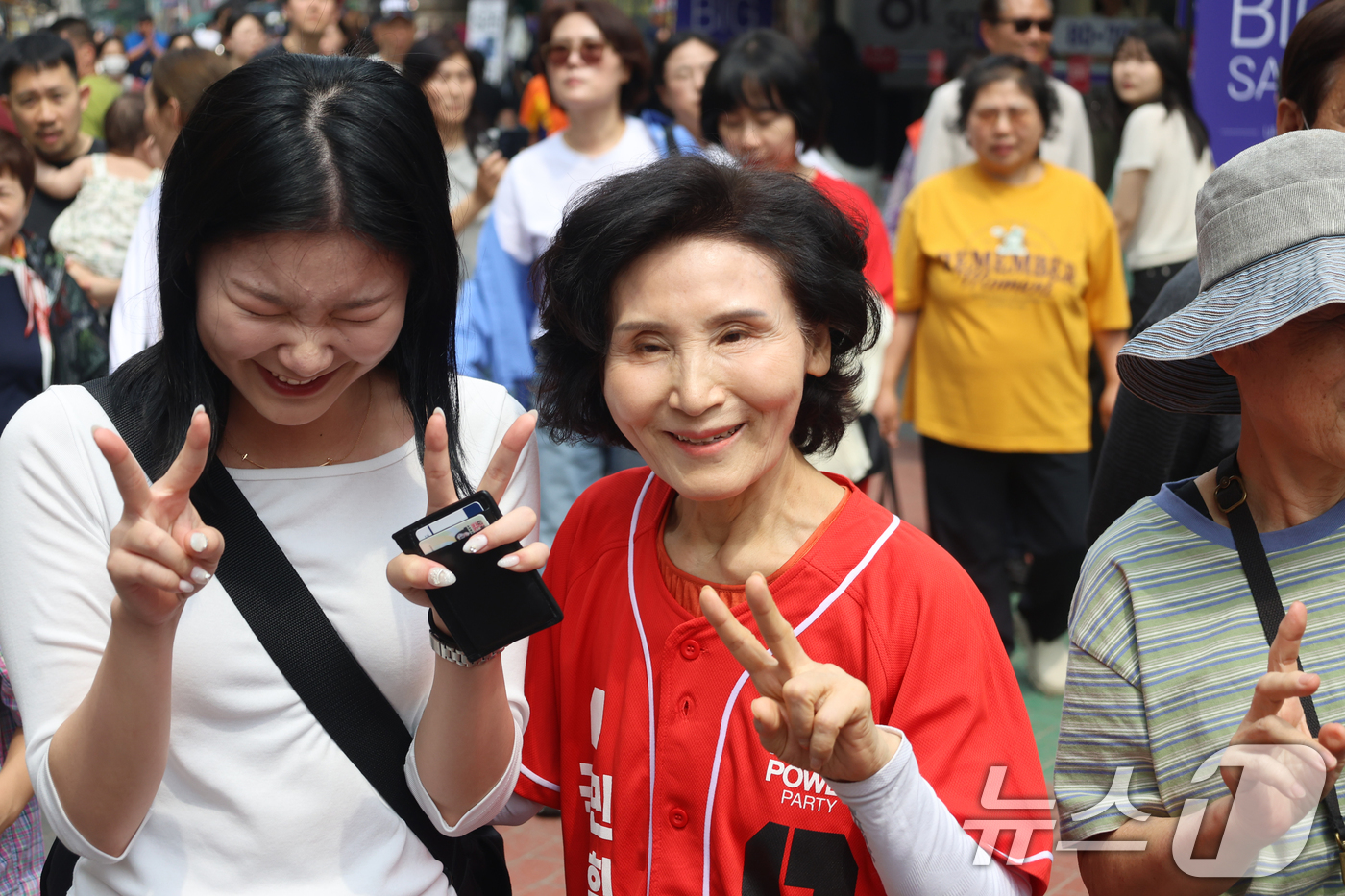 (서울=뉴스1) = 김문수 국민의힘 대통령 후보 부인 설난영 여사가 31일 서울 마포구 망원시장을 찾아 시민들과 기념사진을 찍고 있다. (국민의힘 제공. 재판매 및 DB 금지) 2 …