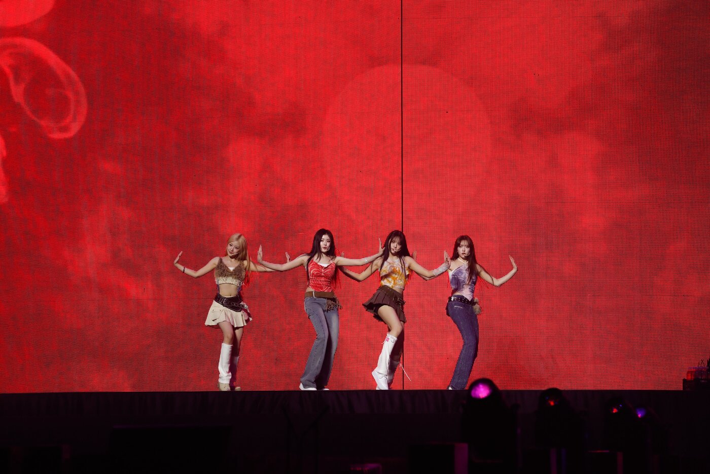 본문 이미지 - 보아의 트리뷰트 무대를 꾸미고 있는 그룹 피프티피프티/ 사진제공=2025 위버스콘 페스티벌