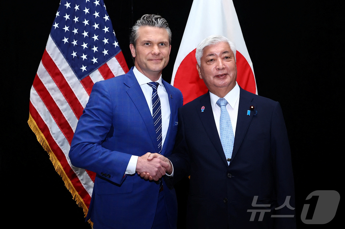 (싱가포르 로이터=뉴스1) 김지완 기자 = 31일(현지시간) 피트 헤그세스 미국 국방장관과 나카타니 겐 일본 방위상이 싱가포르에서 열린 제22차 아시아안보회의(샹그릴라 대화)를 계 …