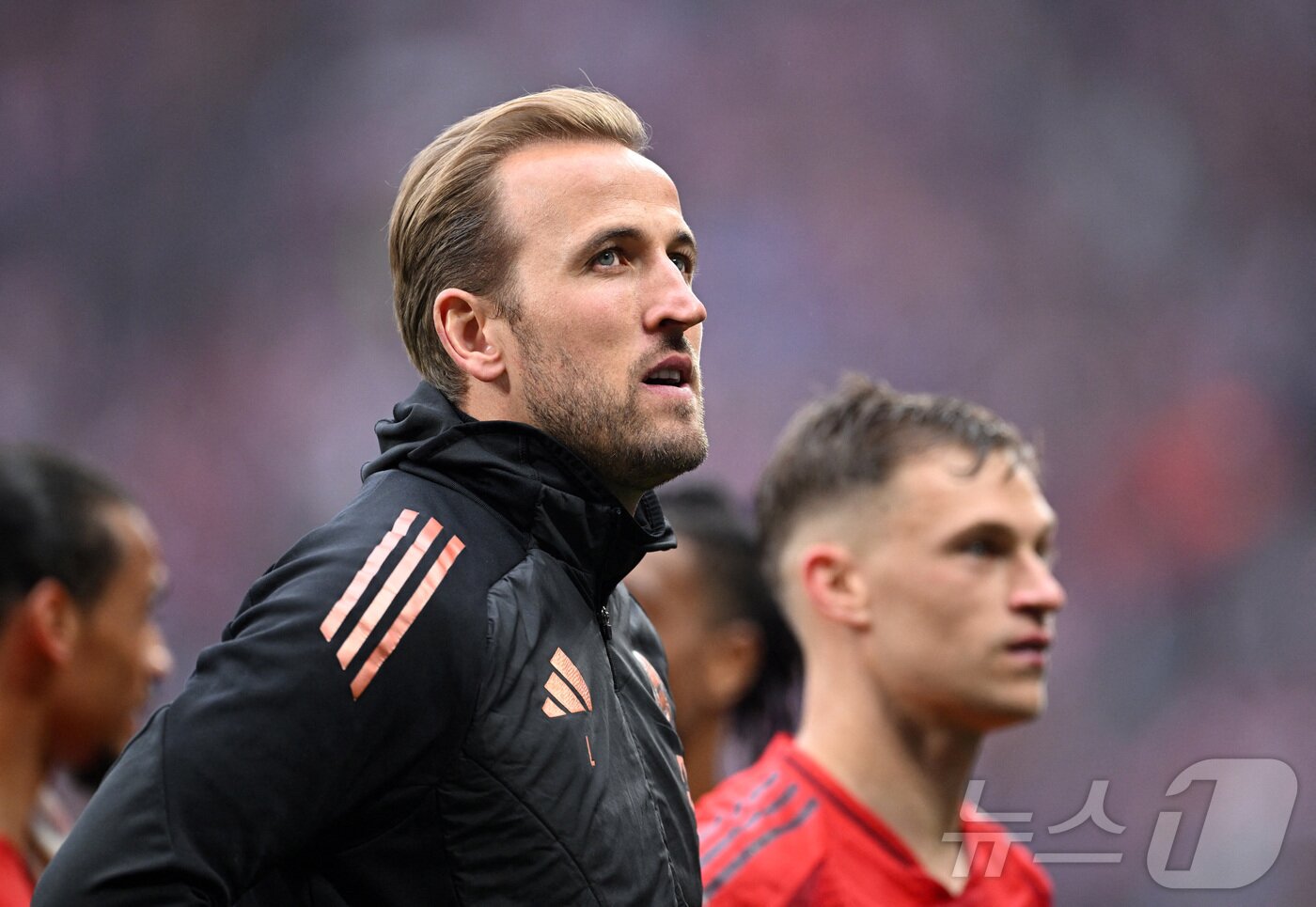 본문 이미지 - 관중석에서 경기를 지켜본 뒤 팬들에게 인사하는 해리 케인. ⓒ 로이터=뉴스1