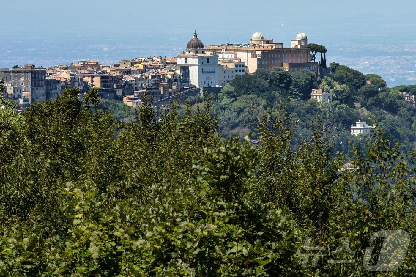 본문 이미지 - 바티칸 천문대(Specola Vaticana)의 둥그런 망원경 돔들. 2015. 7.30.ⓒ AFP=뉴스1