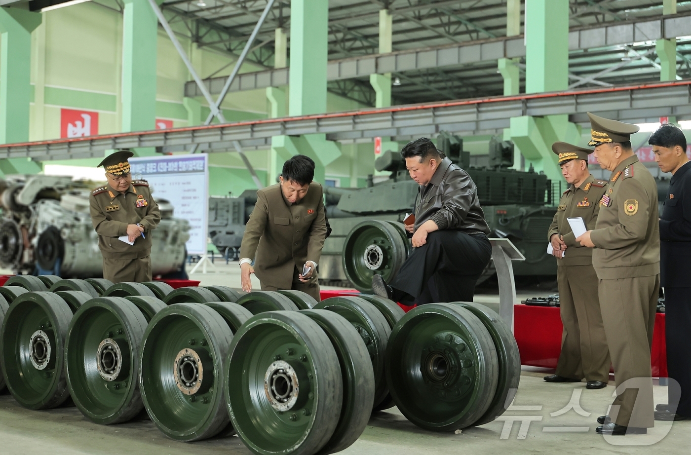 (평양 노동신문=뉴스1) = 북한 노동당 기관지 노동신문은 4일 김정은 당 총비서가 중요탱크공장을 방문해 탱크와 장갑차를 최신식으로 바꾸는 등 \'제2차 장갑무력혁명\'을 지시했다 …