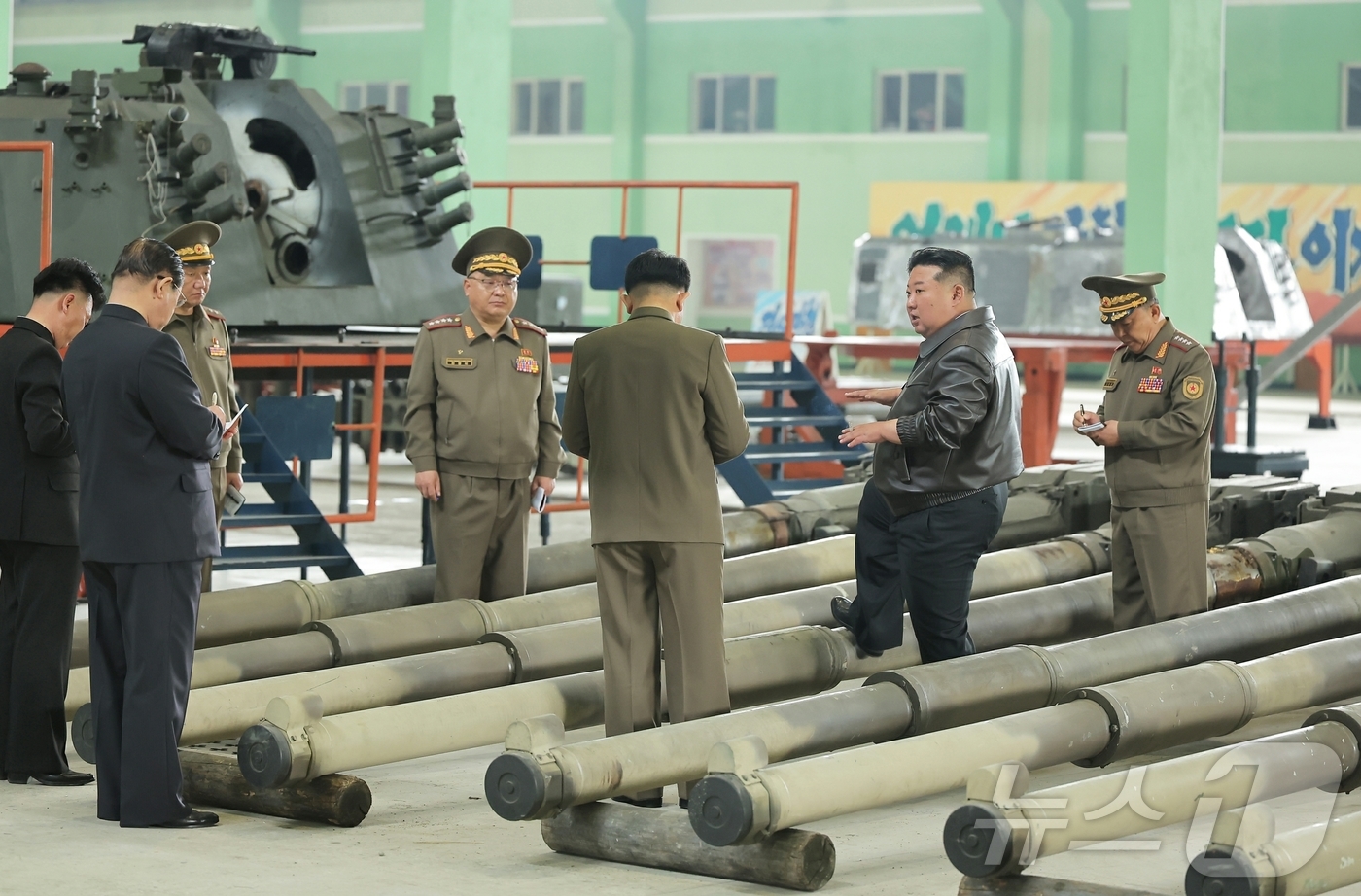 (평양 노동신문=뉴스1) = 북한 노동당 기관지 노동신문은 4일 김정은 당 총비서가 중요탱크공장을 방문해 탱크와 장갑차를 최신식으로 바꾸는 등 \'제2차 장갑무력혁명\'을 지시했다 …