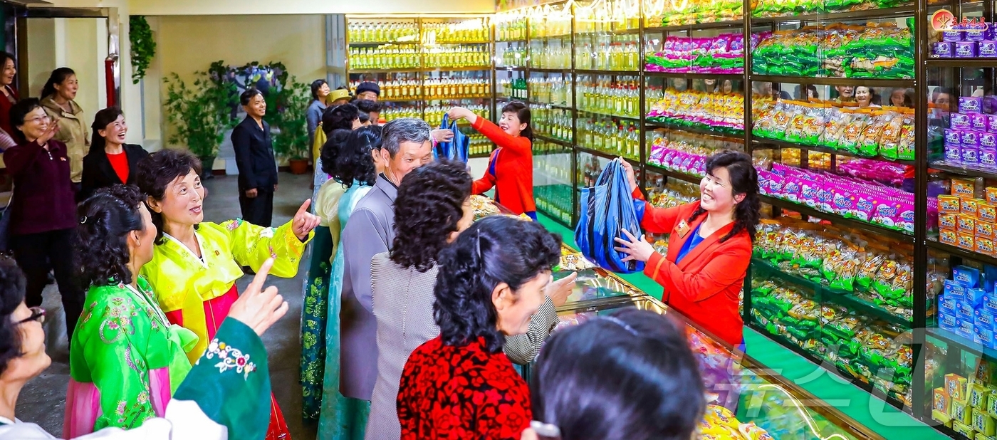 (평양 노동신문=뉴스1) = 북한 노동당 기관지 노동신문은 4일 새롭게 건설된 지방공업공장들에서 생산된 제품을 언급하며 인민들이 감탄하고 있다고 보도했다. [국내에서만 사용가능. …