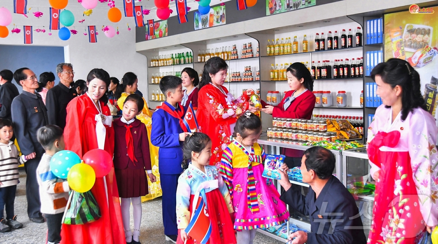 (평양 노동신문=뉴스1) = 북한 노동당 기관지 노동신문은 4일 새롭게 건설된 지방공업공장들에서 생산된 제품을 언급하며 인민들이 감탄하고 있다고 보도했다. [국내에서만 사용가능. …