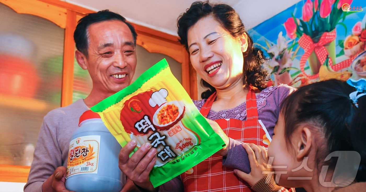 (평양 노동신문=뉴스1) = 북한 노동당 기관지 노동신문은 4일 새롭게 건설된 지방공업공장들에서 생산된 제품을 언급하며 인민들이 감탄하고 있다고 보도했다. [국내에서만 사용가능. …