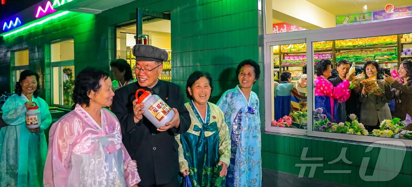 (평양 노동신문=뉴스1) = 북한 노동당 기관지 노동신문은 4일 새롭게 건설된 지방공업공장들에서 생산된 제품을 언급하며 인민들이 감탄하고 있다고 보도했다. [국내에서만 사용가능. …