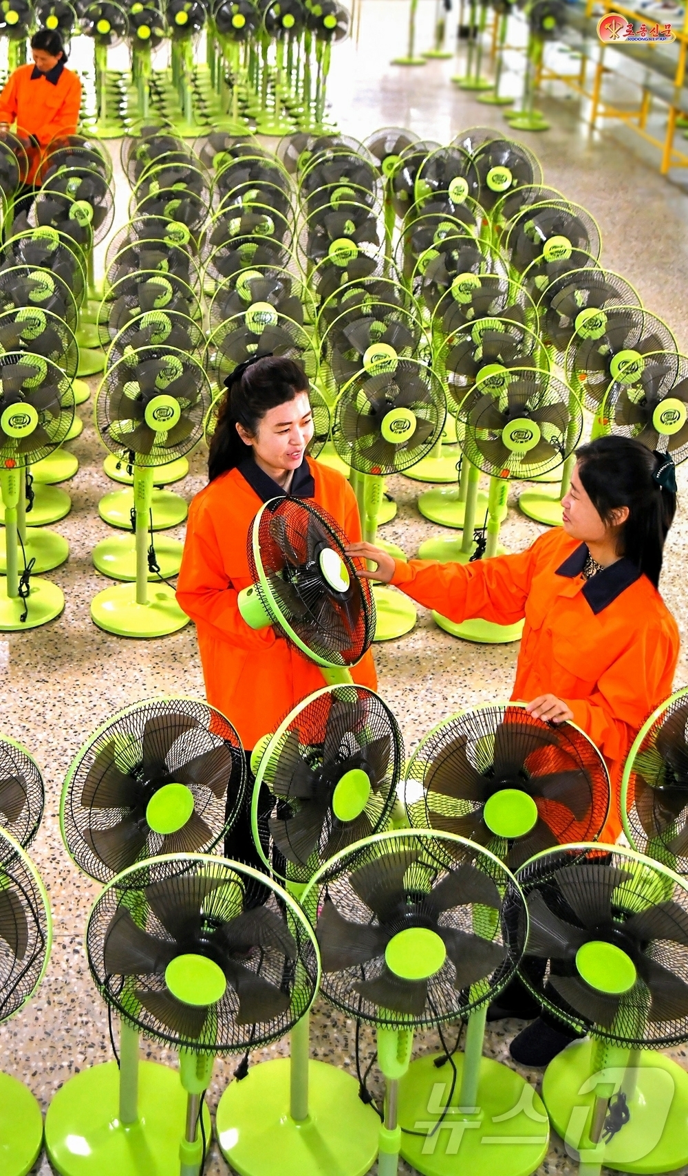 (평양 노동신문=뉴스1) = 북한 노동당 기관지 노동신문은 4일 평양자동화기구공장을 조명하며 "인민들이 원하는 제품을 더 많이 생산하자"고 독려했다. [국내에서만 사용가능. 재배포 …