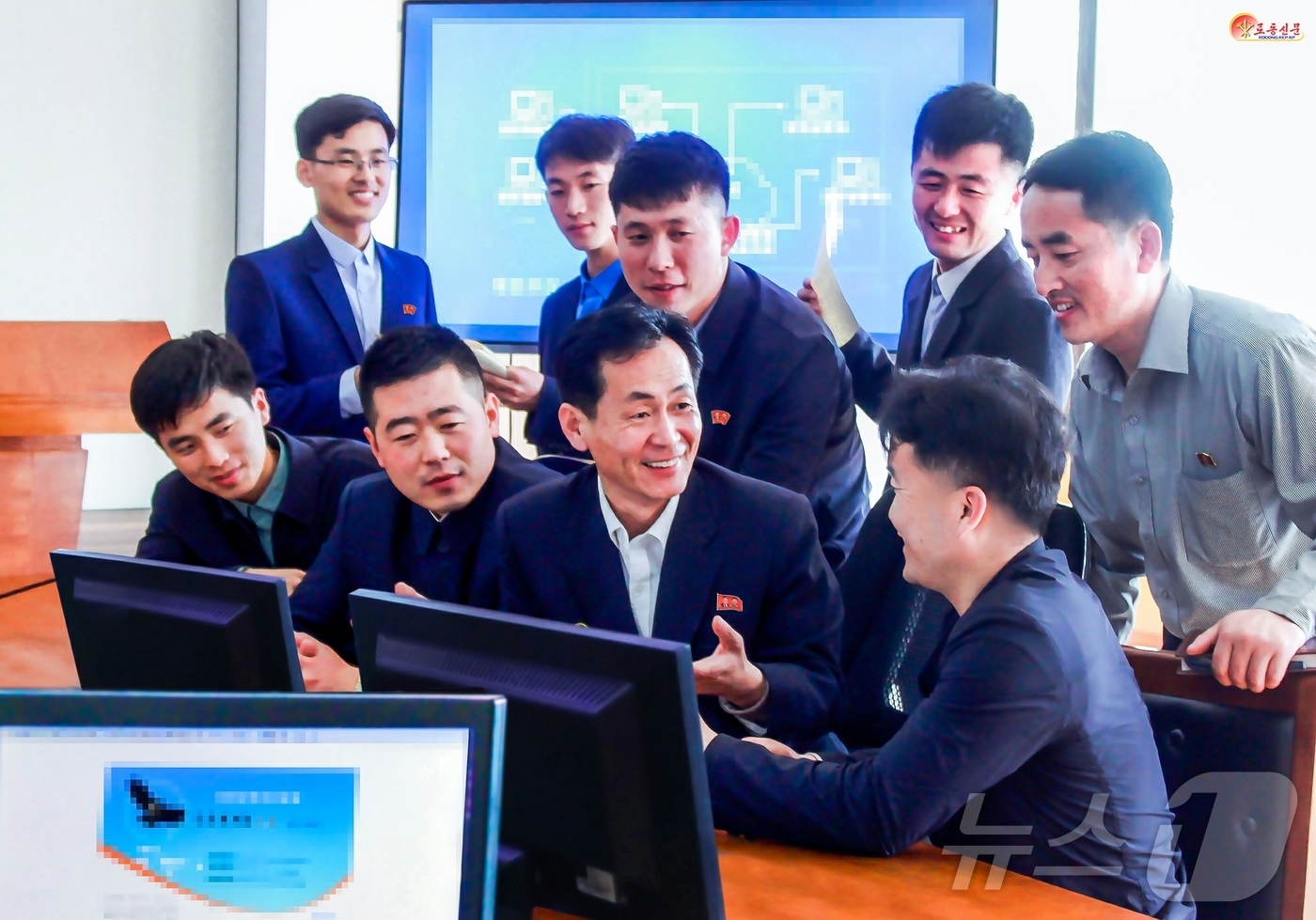 (평양 노동신문=뉴스1) = 북한 노동당 기관지 노동신문은 4일 통합경영정보체계개발도구 '수리개'를 조명하며 인민경제의 정보화 실현을 강조했다. [국내에서만 사용가능. 재배포 금 …