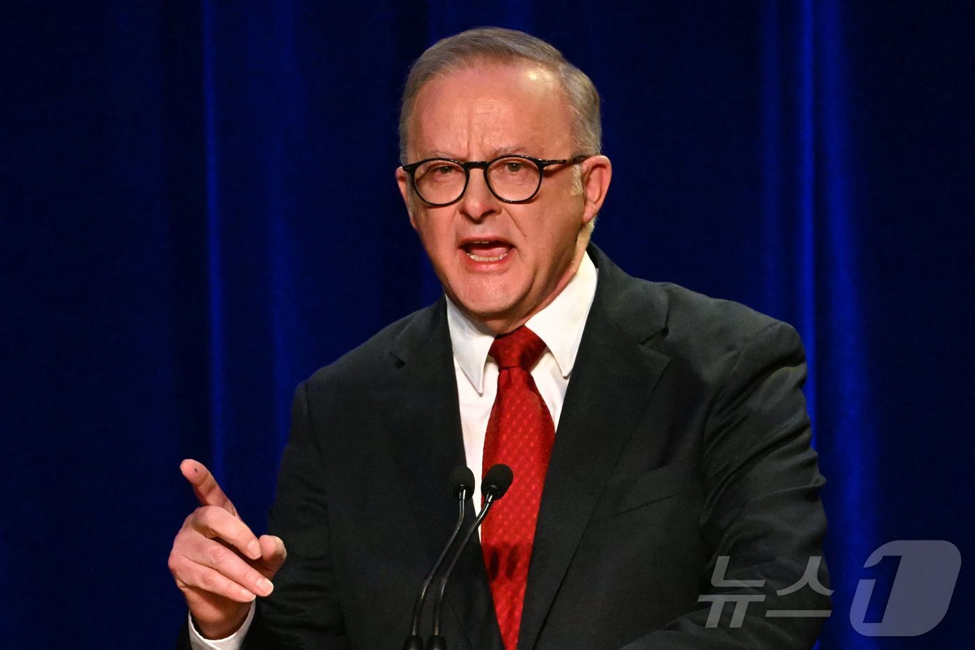 (시드니 AFP=뉴스1) 우동명 기자 = 앤서니 앨버니지 호주 총리가 3일(현지시간) 시드니에서 집권 노동당이 총선서 승리한 뒤 연설을 하고 있다. 2025.05.04ⓒ AFP=뉴 …