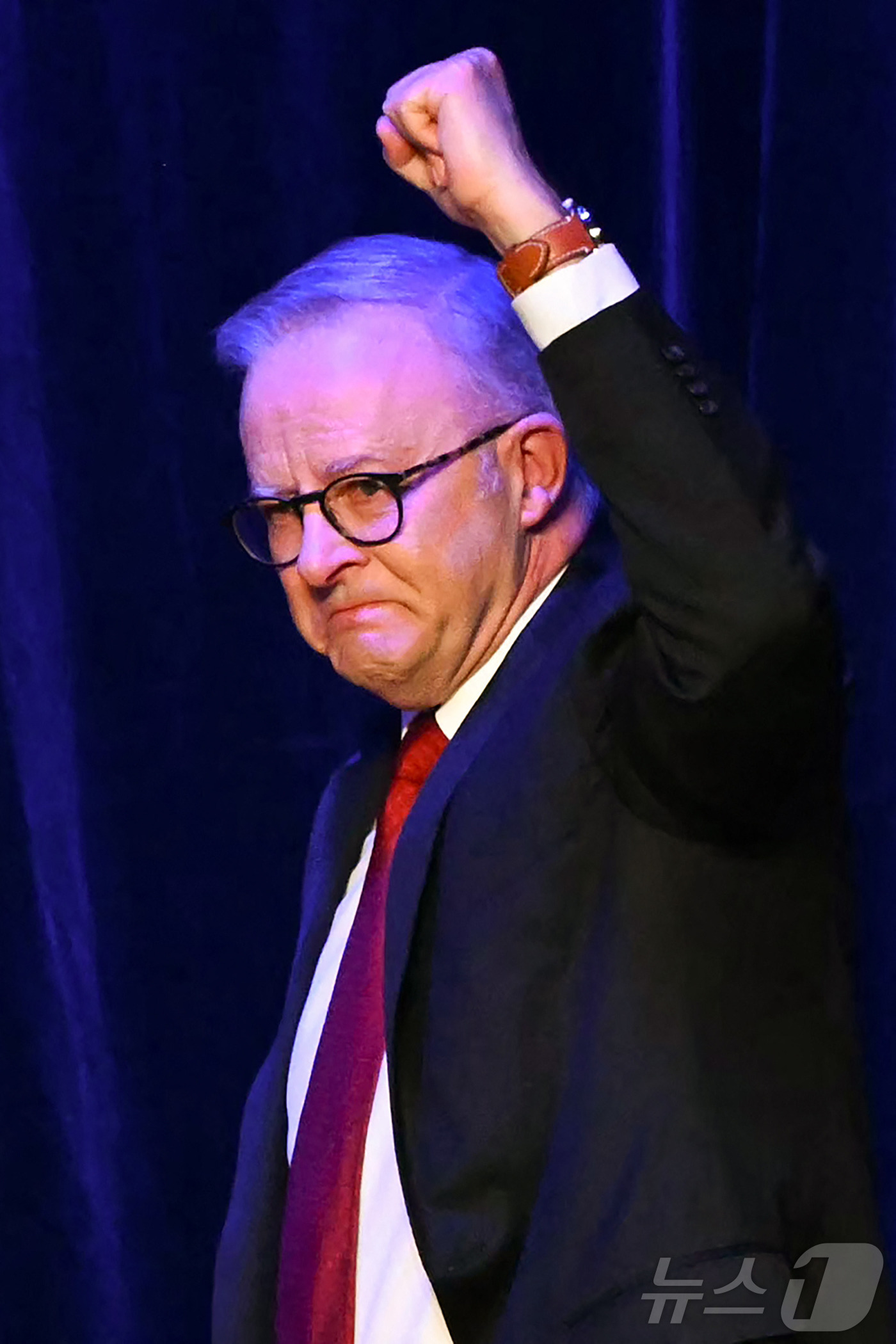 (시드니 AFP=뉴스1) 우동명 기자 = 앤서니 앨버니지 호주 총리가 3일(현지시간) 시드니에서 집권 노동당이 총선서 승리한 뒤 연설에 도착을 하고 있다. 2025.05.04ⓒ A …