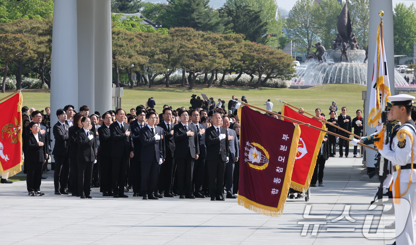 (서울=뉴스1) 안은나 기자 = 김문수 국민의힘 대통령 후보가 4일 오전 서울 동작구 국립서울현충원을 찾아 현충탑 참배에 앞서 국기에 대한 경례를 하고 있다. 2025.5.4/뉴스 …