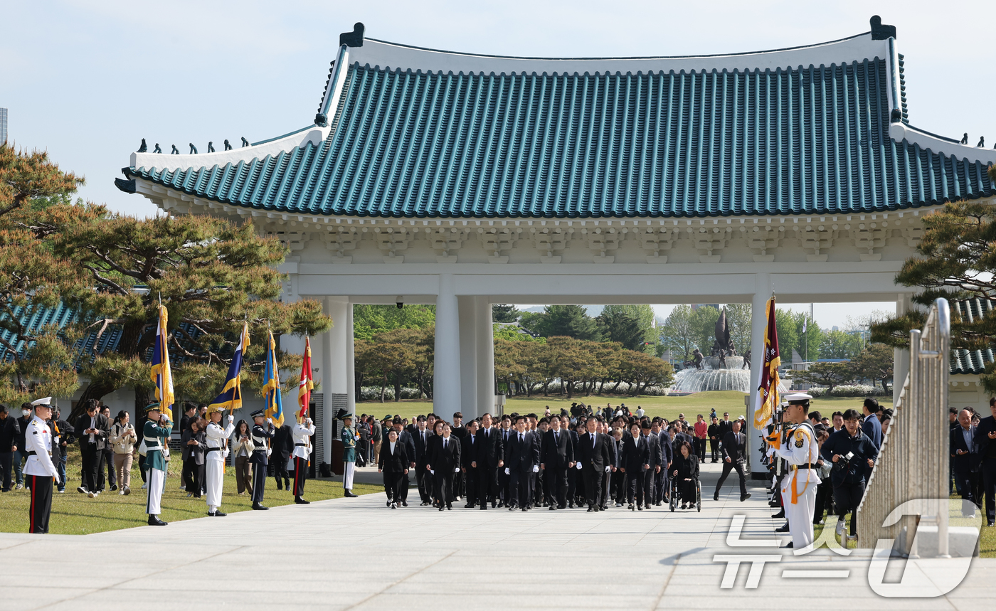 (서울=뉴스1) 안은나 기자 = 김문수 국민의힘 대통령 후보가 4일 오전 서울 동작구 국립서울현충원을 찾아 현충탑 참배를 위해 이동하고 있다. 2025.5.4/뉴스1