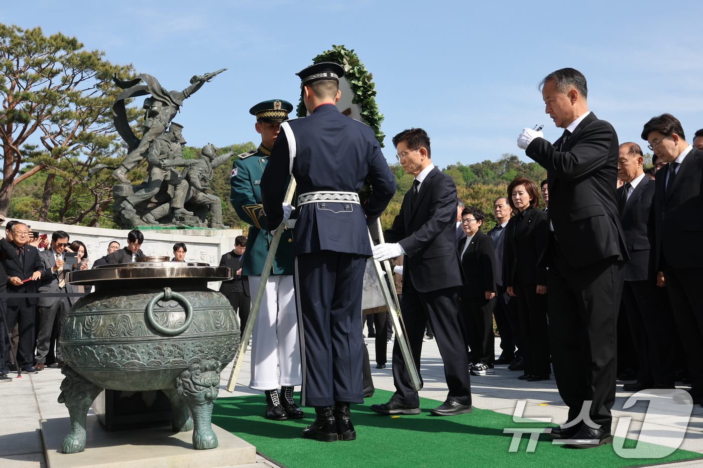 (서울=뉴스1) 안은나 기자 = 김문수 국민의힘 대통령 후보가 4일 오전 서울 동작구 국립서울현충원 현충탑에서 헌화하고 있다. 2025.5.4/뉴스1