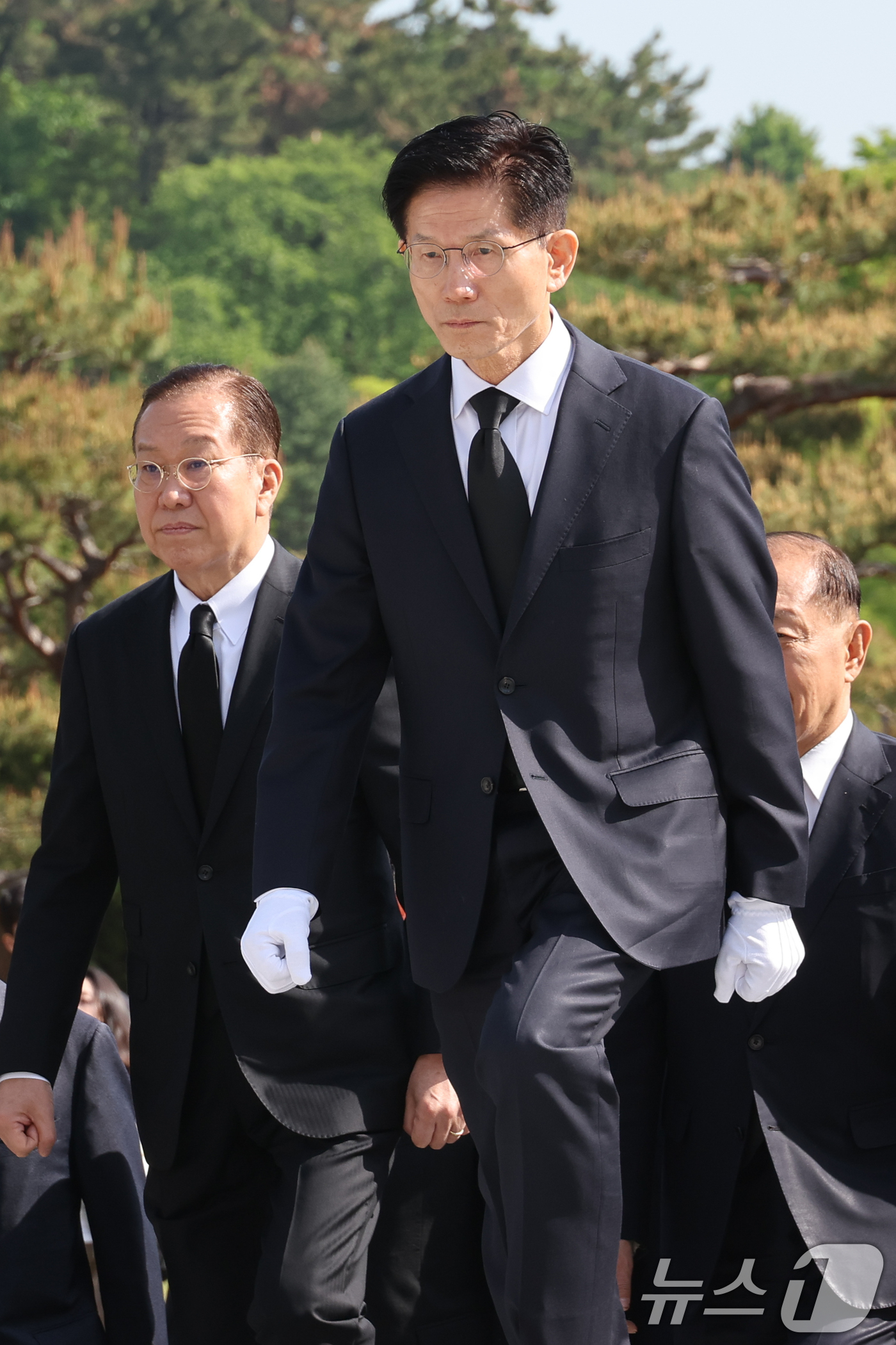 (서울=뉴스1) 안은나 기자 = 김문수 국민의힘 대통령 후보가 4일 오전 서울 동작구 국립서울현충원을 찾아 현충탑 참배를 위해 이동하고 있다. 2025.5.4/뉴스1