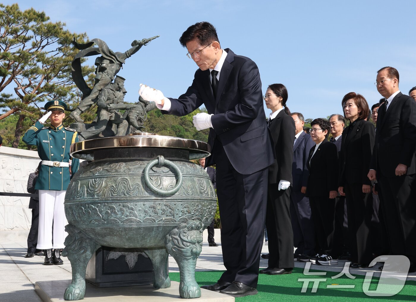 본문 이미지 - 김문수 국민의힘 대통령 후보가 4일 오전 서울 동작구 국립서울현충원 현충탑에서 분향하고 있다. 2025.5.4/뉴스1 ⓒ News1 안은나 기자