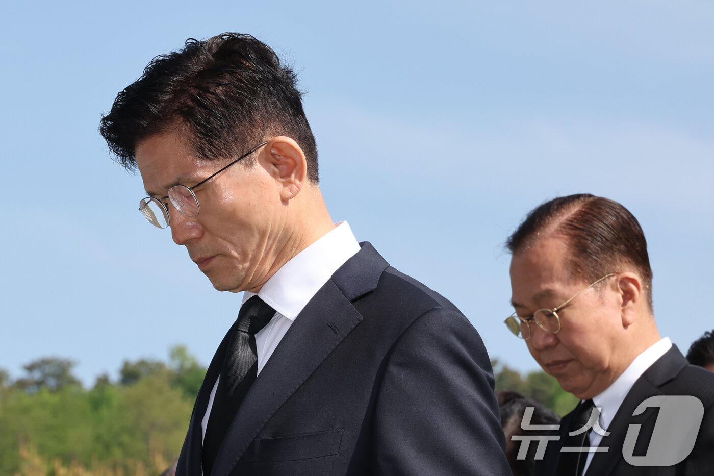 본문 이미지 - 김문수 국민의힘 대통령 후보와 권영세 비대위원장이 4일 오전 서울 동작구 국립서울현충원 현충탑에서 묵념하고 있다. 2025.5.4/뉴스1 ⓒ News1 안은나 기자
