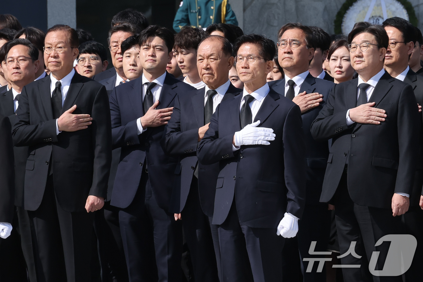 (서울=뉴스1) 안은나 기자 = 김문수 국민의힘 대통령 후보가 4일 오전 서울 동작구 국립서울현충원을 찾아 당 지도부와 현충탑 참배를 마친 뒤 국기에 대한 경례를 하고 있다. 20 …