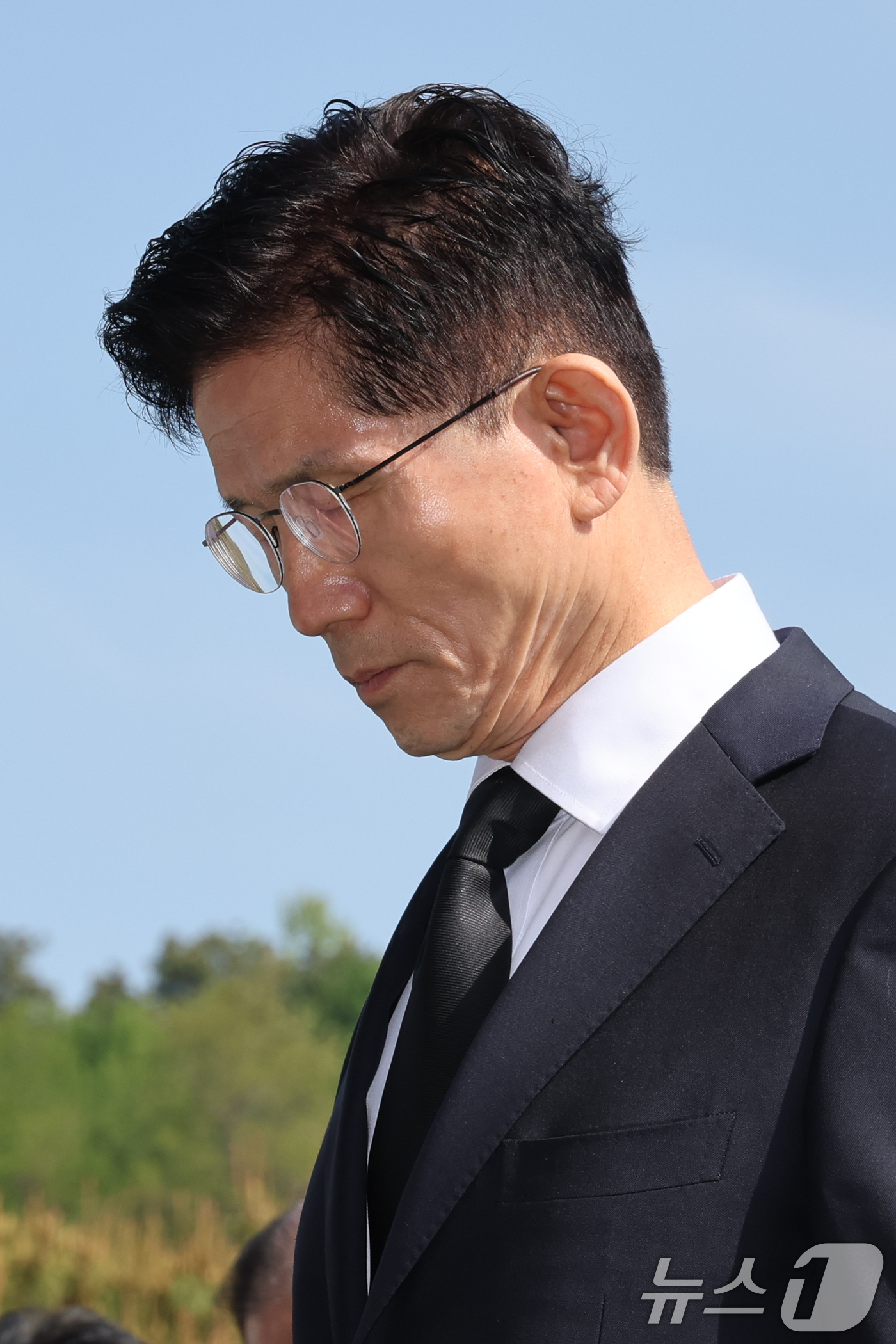 (서울=뉴스1) 안은나 기자 = 김문수 국민의힘 대통령 후보가 4일 오전 서울 동작구 국립서울현충원 현충탑에서 묵념하고 있다. 2025.5.4/뉴스1