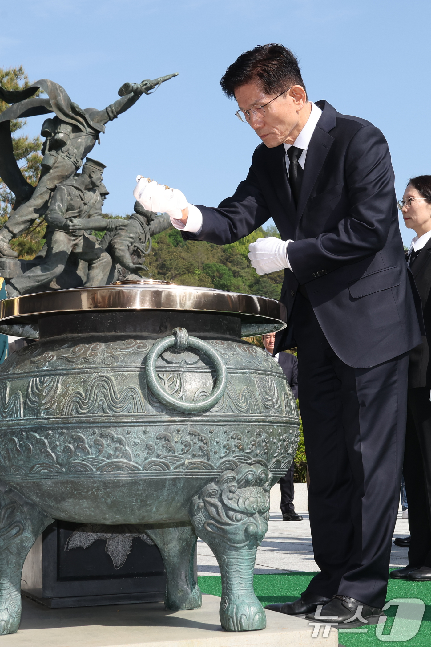 (서울=뉴스1) 안은나 기자 = 김문수 국민의힘 대통령 후보가 4일 오전 서울 동작구 국립서울현충원 현충탑에서 분향하고 있다. 2025.5.4/뉴스1