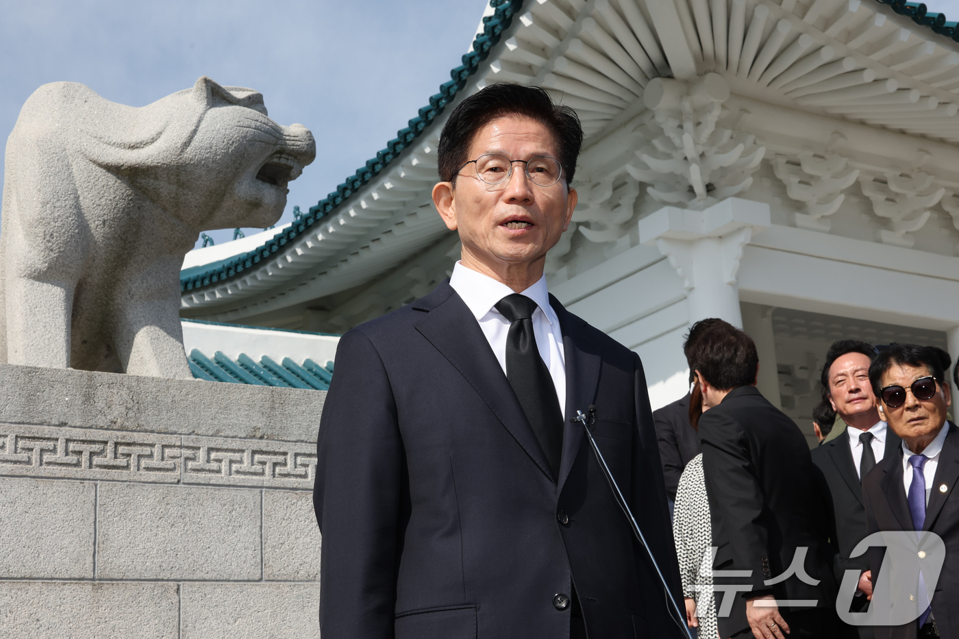 (서울=뉴스1) 안은나 기자 = 김문수 국민의힘 대통령 후보가 4일 오전 서울 동작구 국립서울현충원을 찾아 현충탑 참배를 마친 뒤 백브리핑을 하고 있다. 2025.5.4/뉴스1