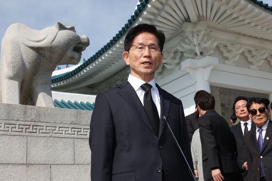 김문수 "더 위대한 나라, 국민 행복 만들 것"…DJ 등 묘역 참배