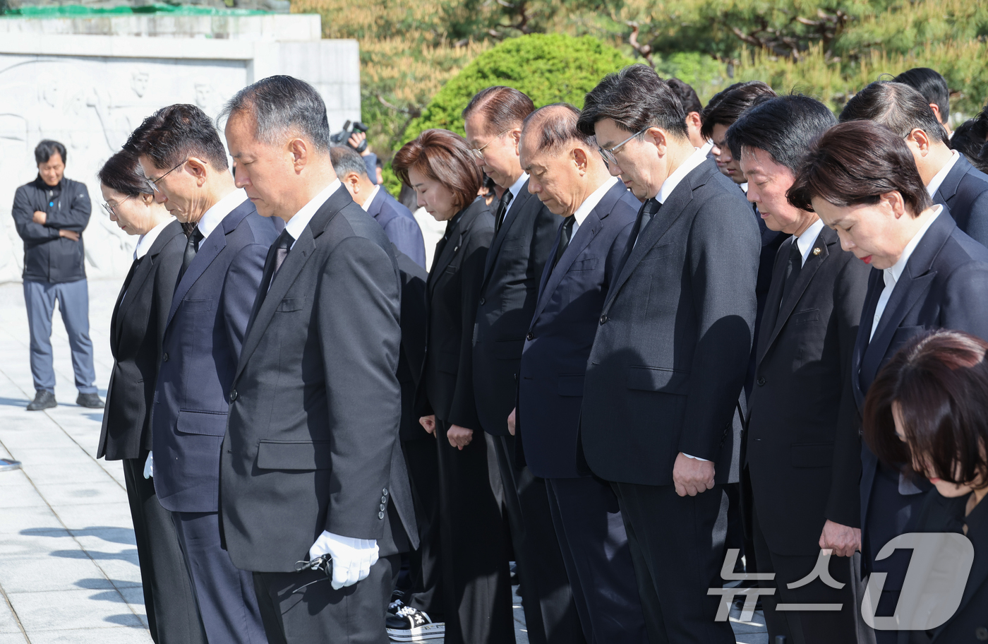 (서울=뉴스1) 안은나 기자 = 김문수 국민의힘 대통령 후보가 4일 오전 서울 동작구 국립서울현충원 현충탑에서 묵념하고 있다. 2025.5.4/뉴스1