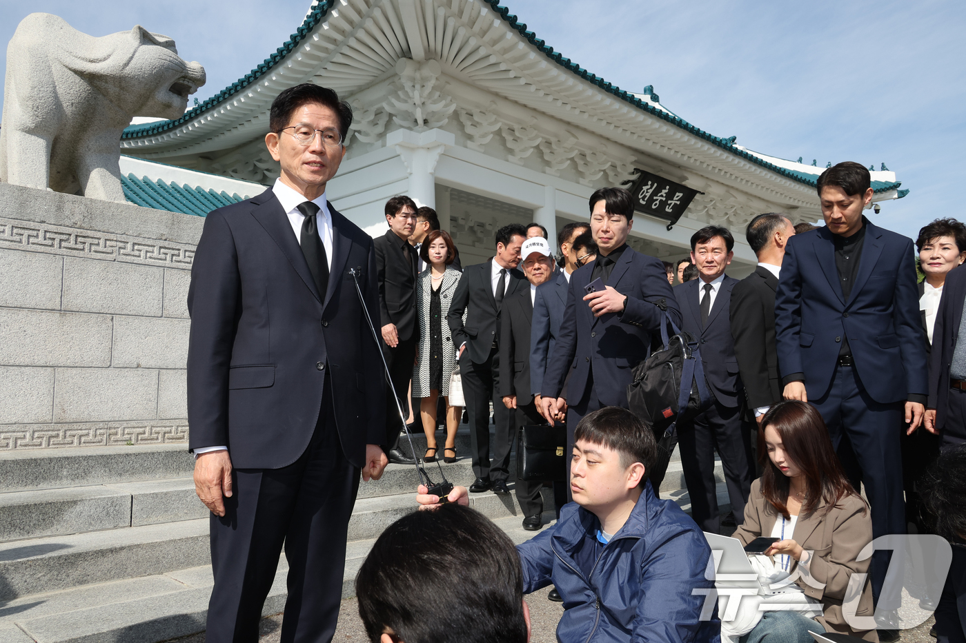 (서울=뉴스1) 안은나 기자 = 김문수 국민의힘 대통령 후보가 4일 오전 서울 동작구 국립서울현충원을 찾아 현충탑 참배를 마친 뒤 백브리핑을 하고 있다. 2025.5.4/뉴스1