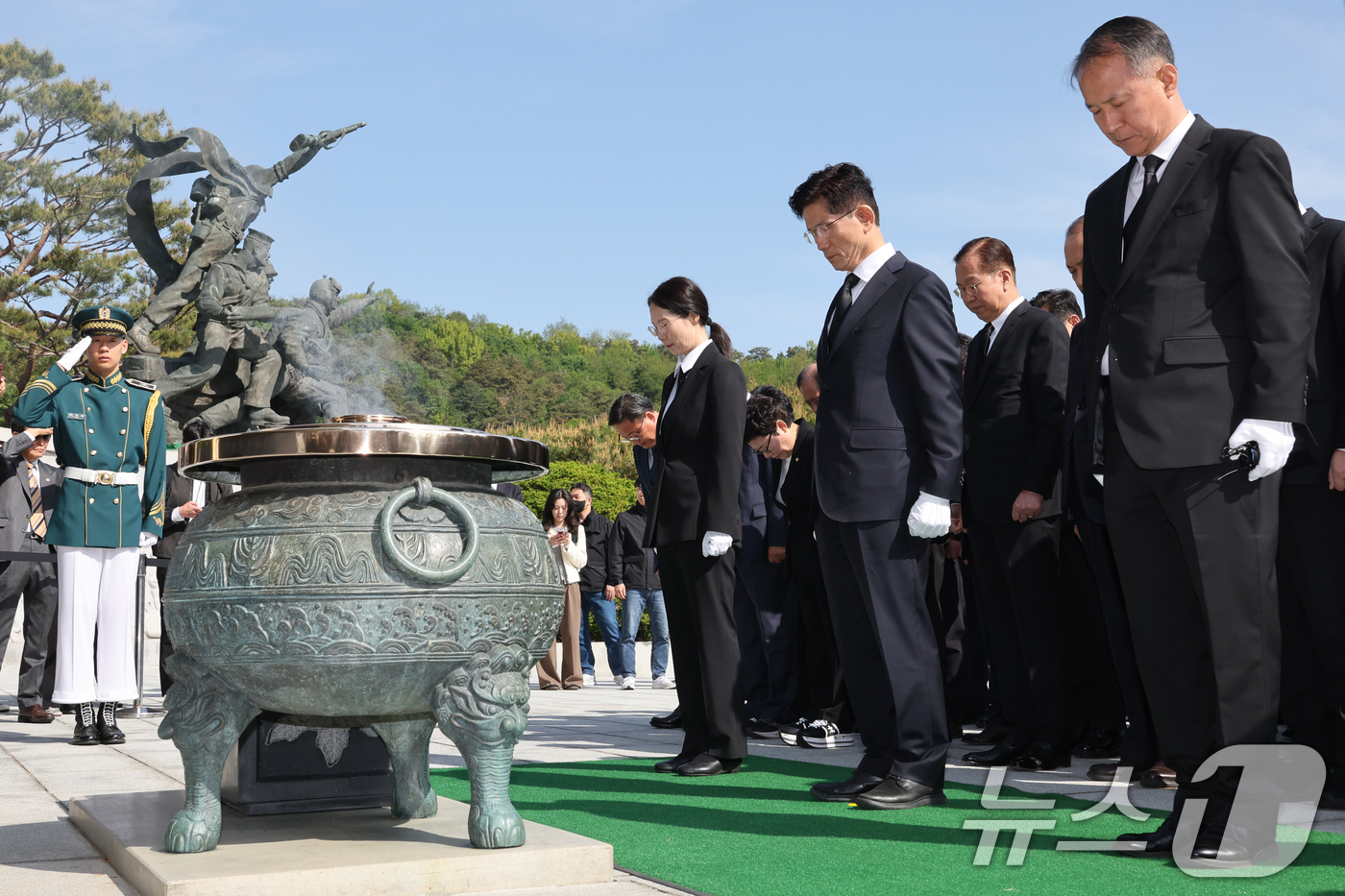 (서울=뉴스1) 안은나 기자 = 김문수 국민의힘 대통령 후보가 4일 오전 서울 동작구 국립서울현충원 현충탑에서 묵념하고 있다. 2025.5.4/뉴스1